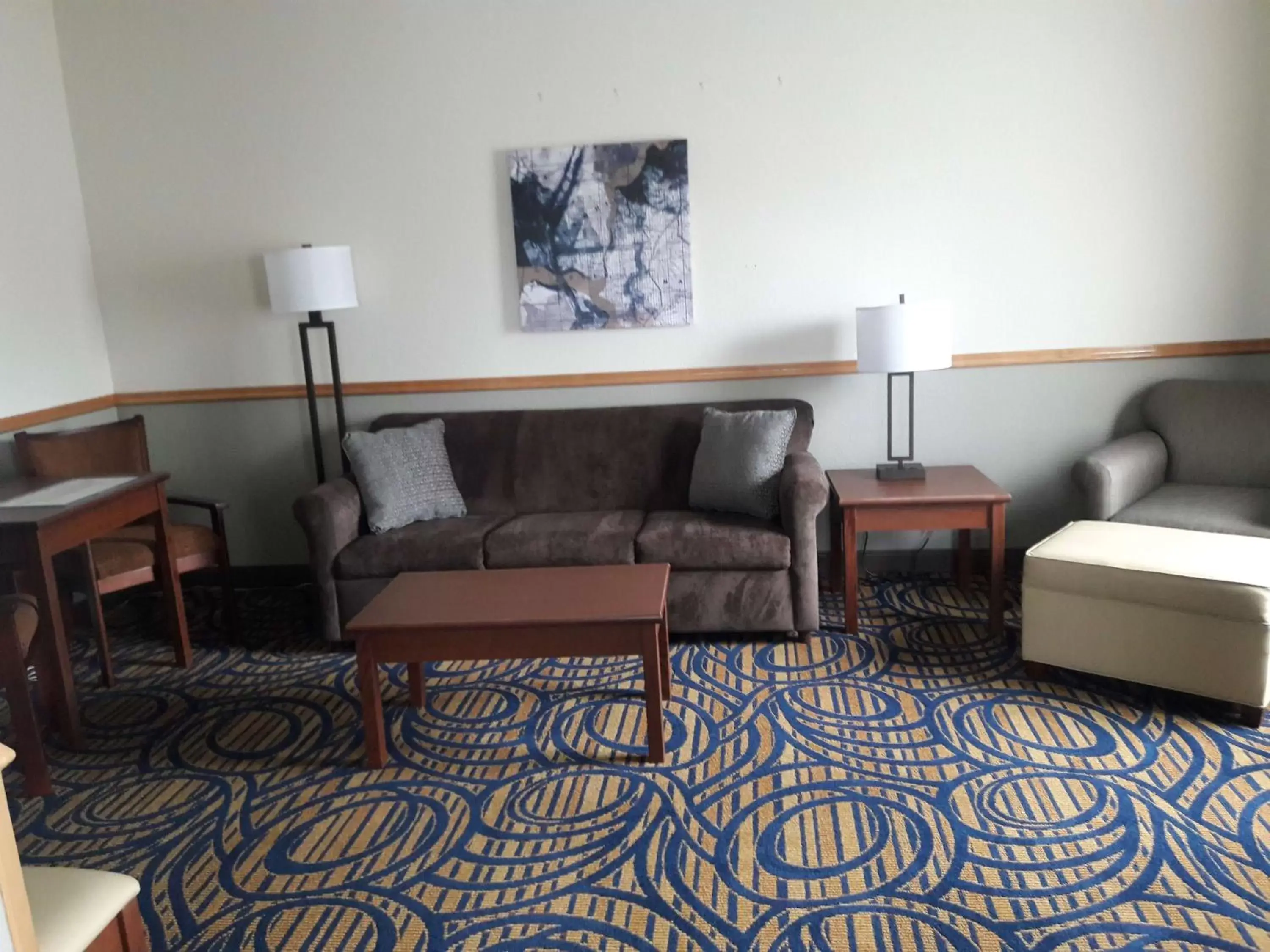Photo of the whole room, Seating Area in Best Western Woodburn Inn