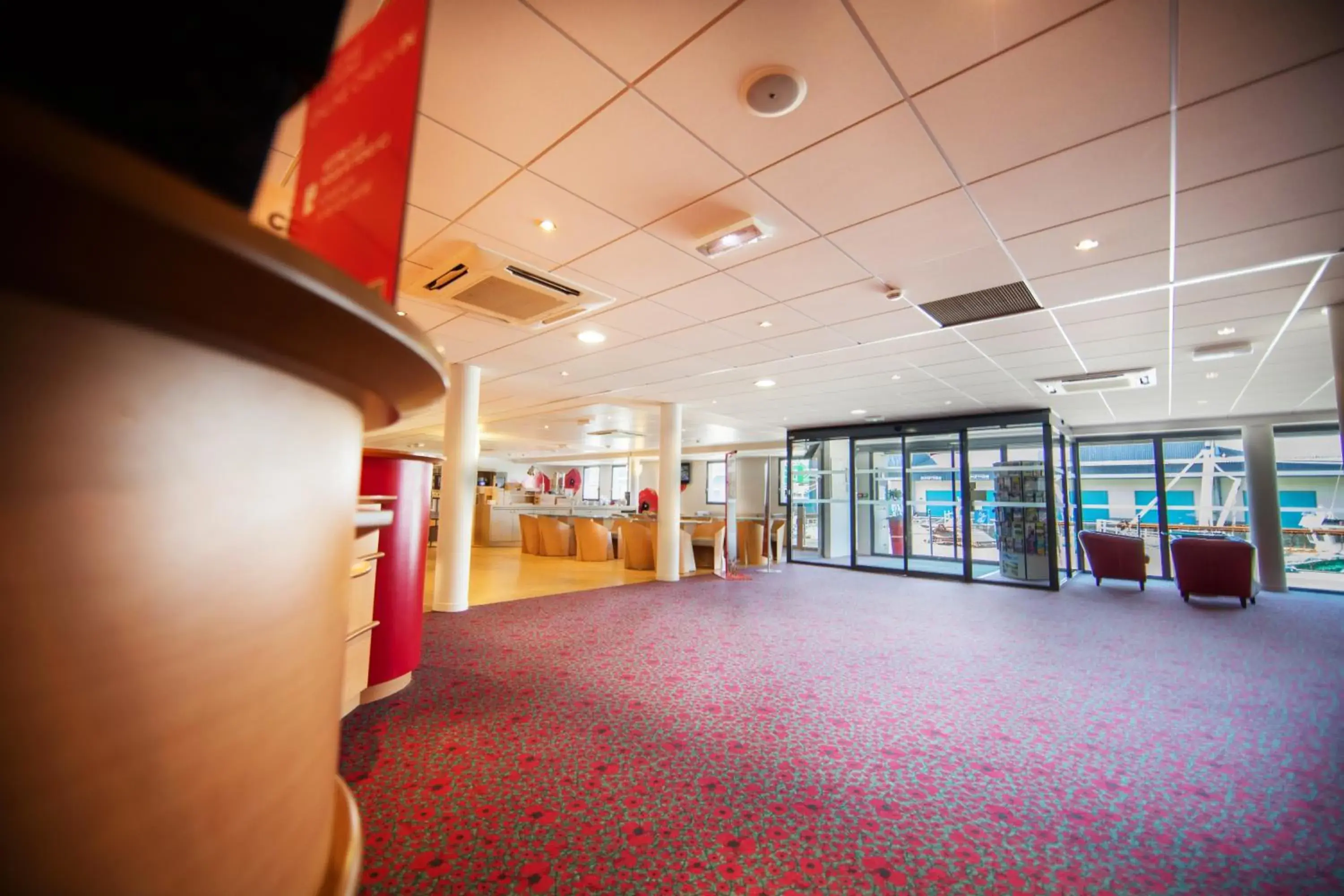 Lobby or reception in ibis Bayeux Port En Bessin