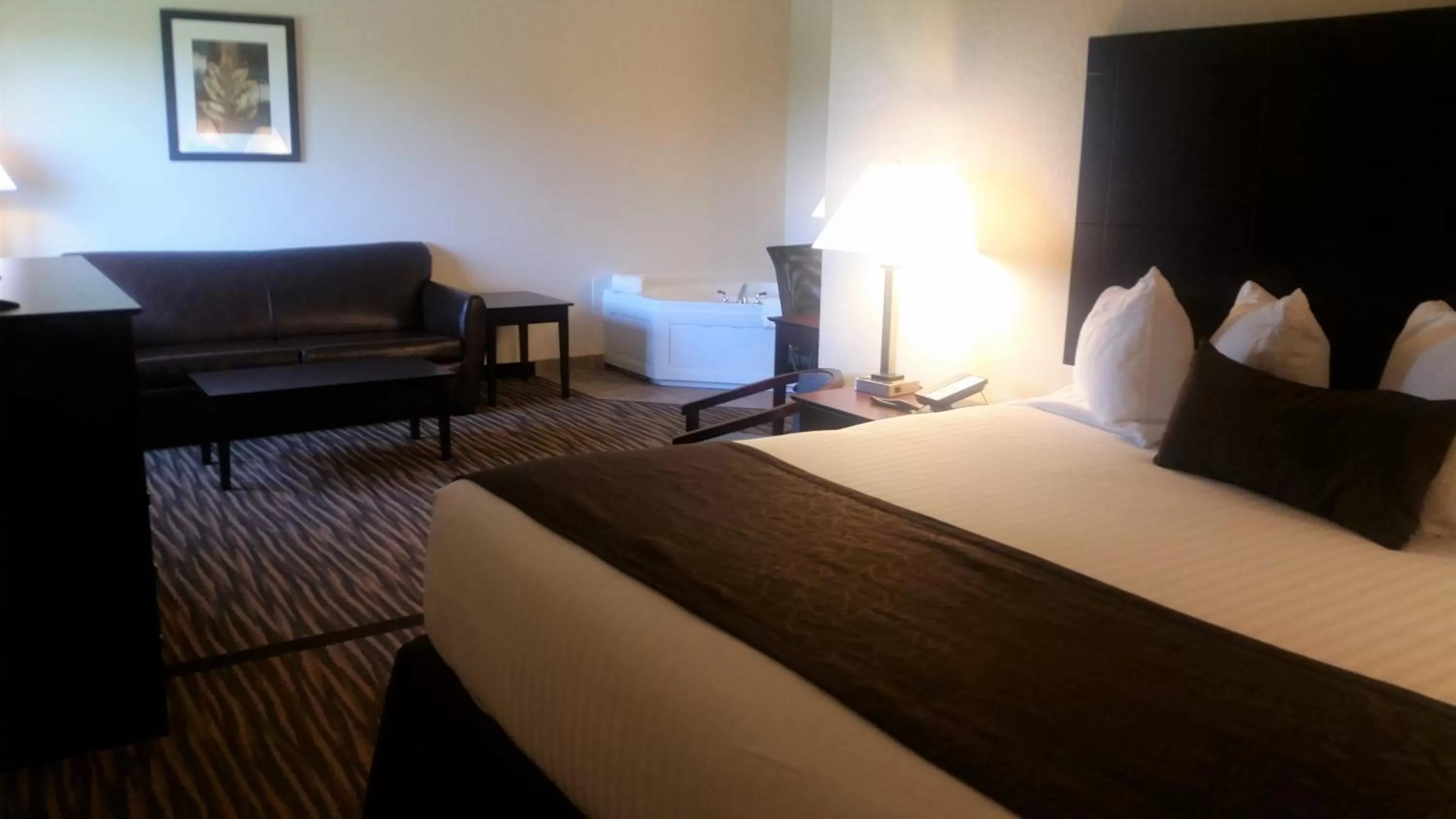 Bed in Cobblestone Inn & Suites Maryville