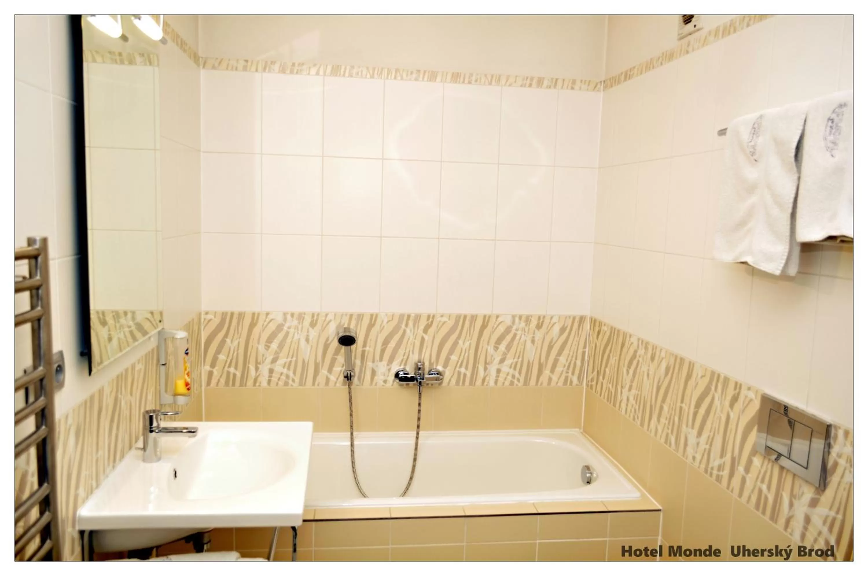 Bathroom in Hotel Monde