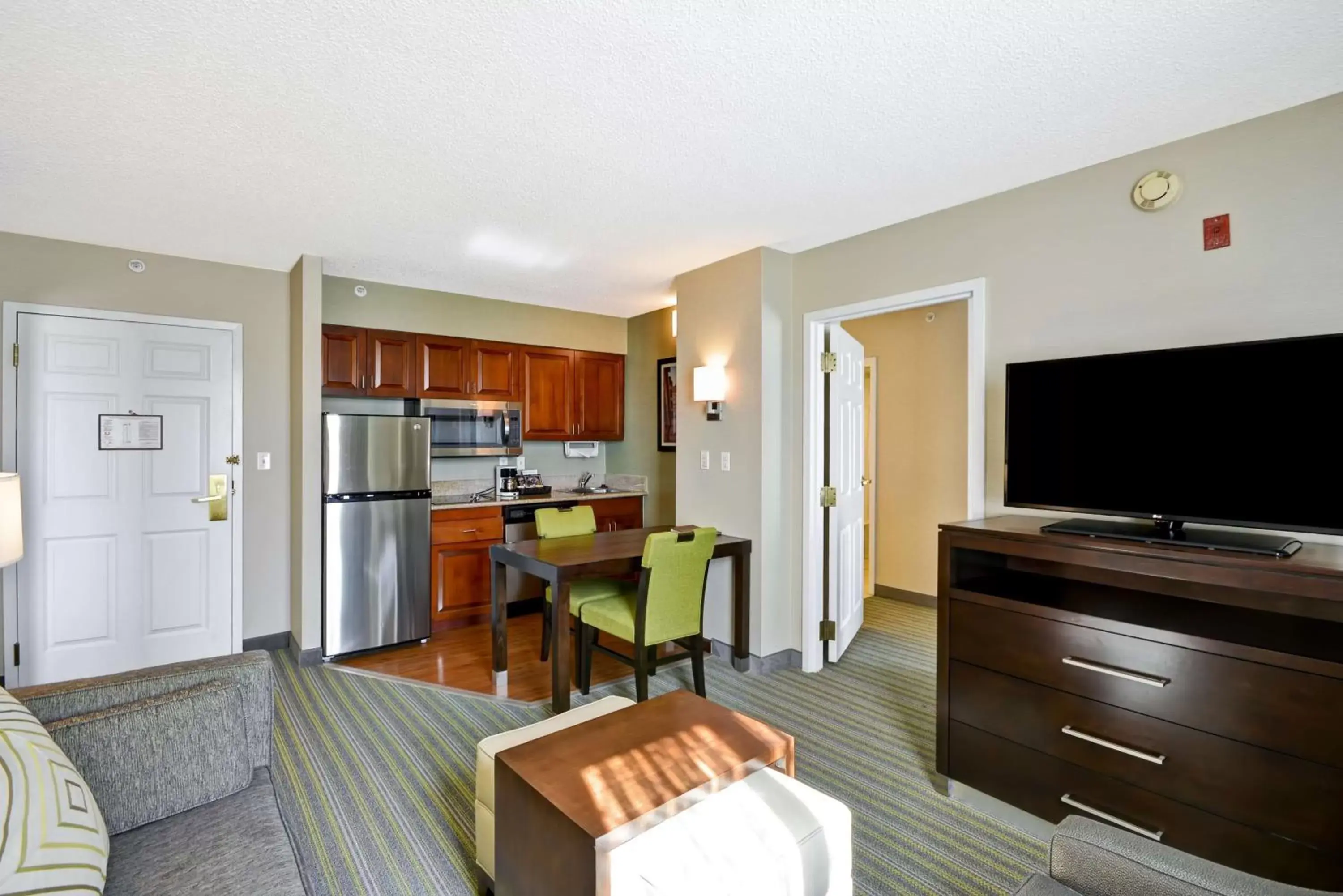 Living room, TV/Entertainment Center in Homewood Suites Dulles-International Airport