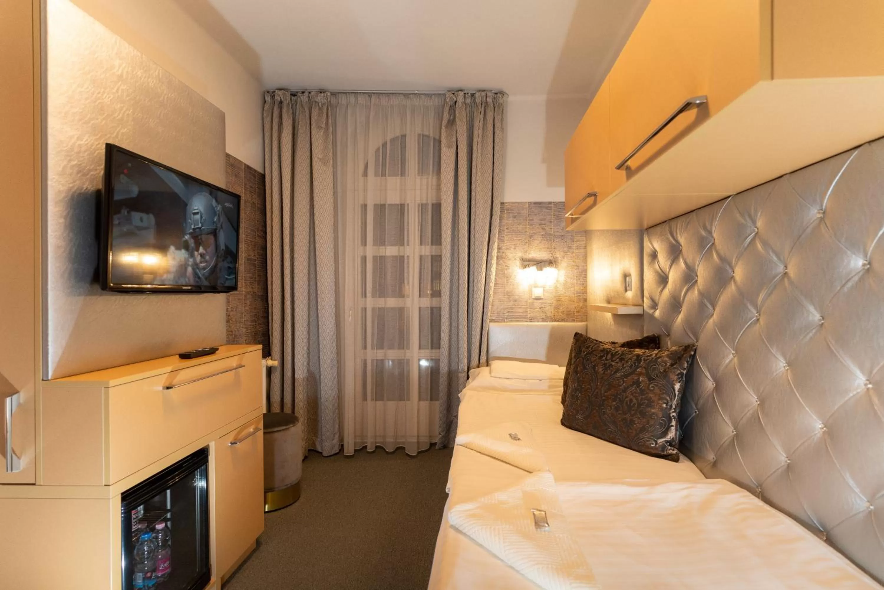 Photo of the whole room, Bed in Teátrum Boutique Hotel