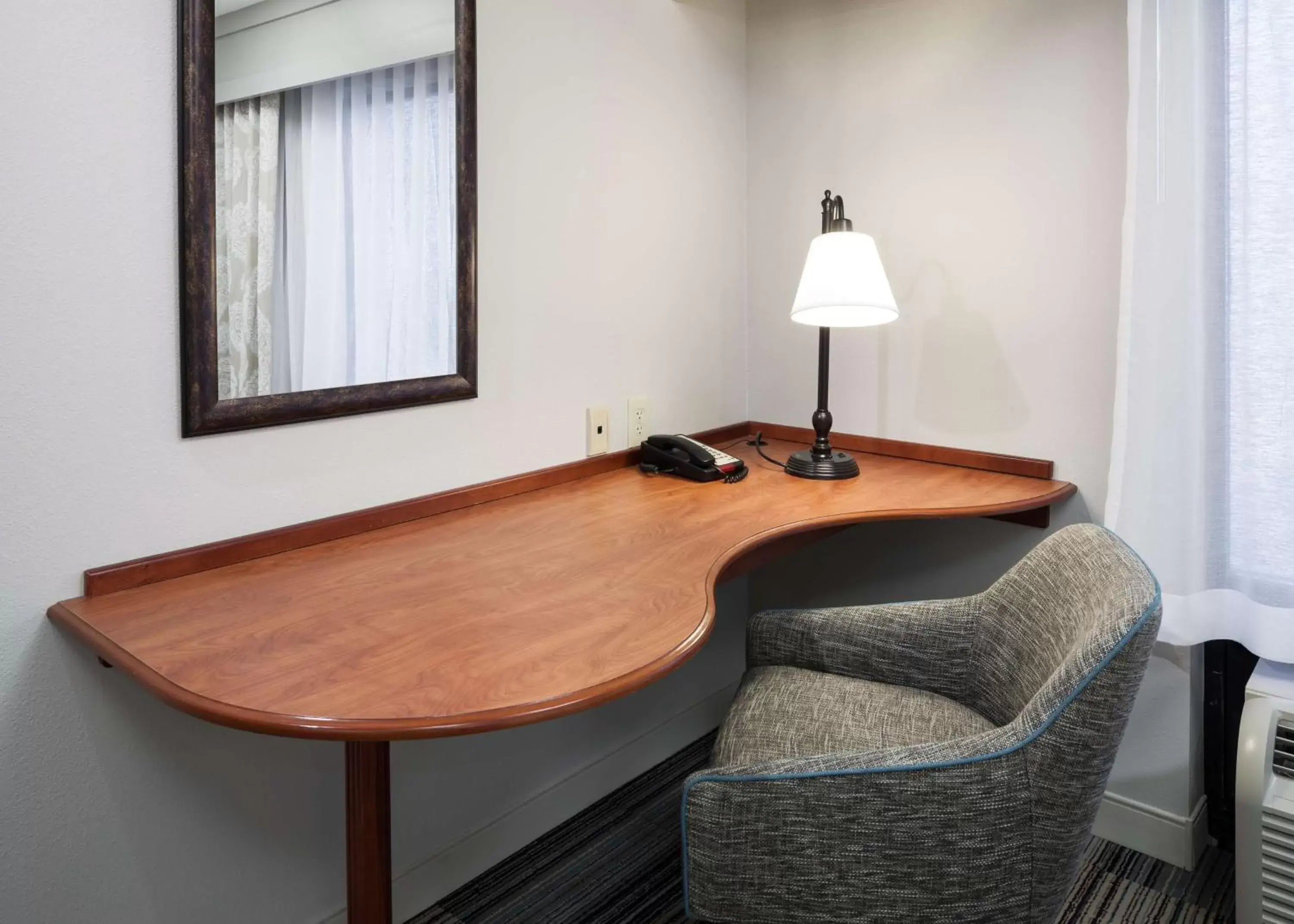 Bedroom, Seating Area in Hampton Inn & Suites Cedar Rapids