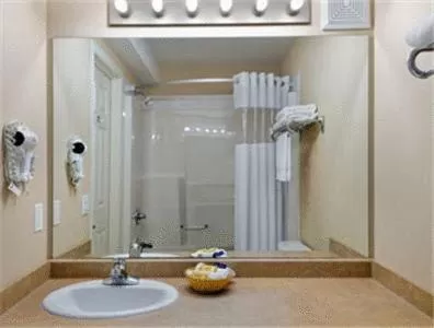 Queen Room - Disability Access/Non-Smoking in Days Inn & Suites by Wyndham Cochrane