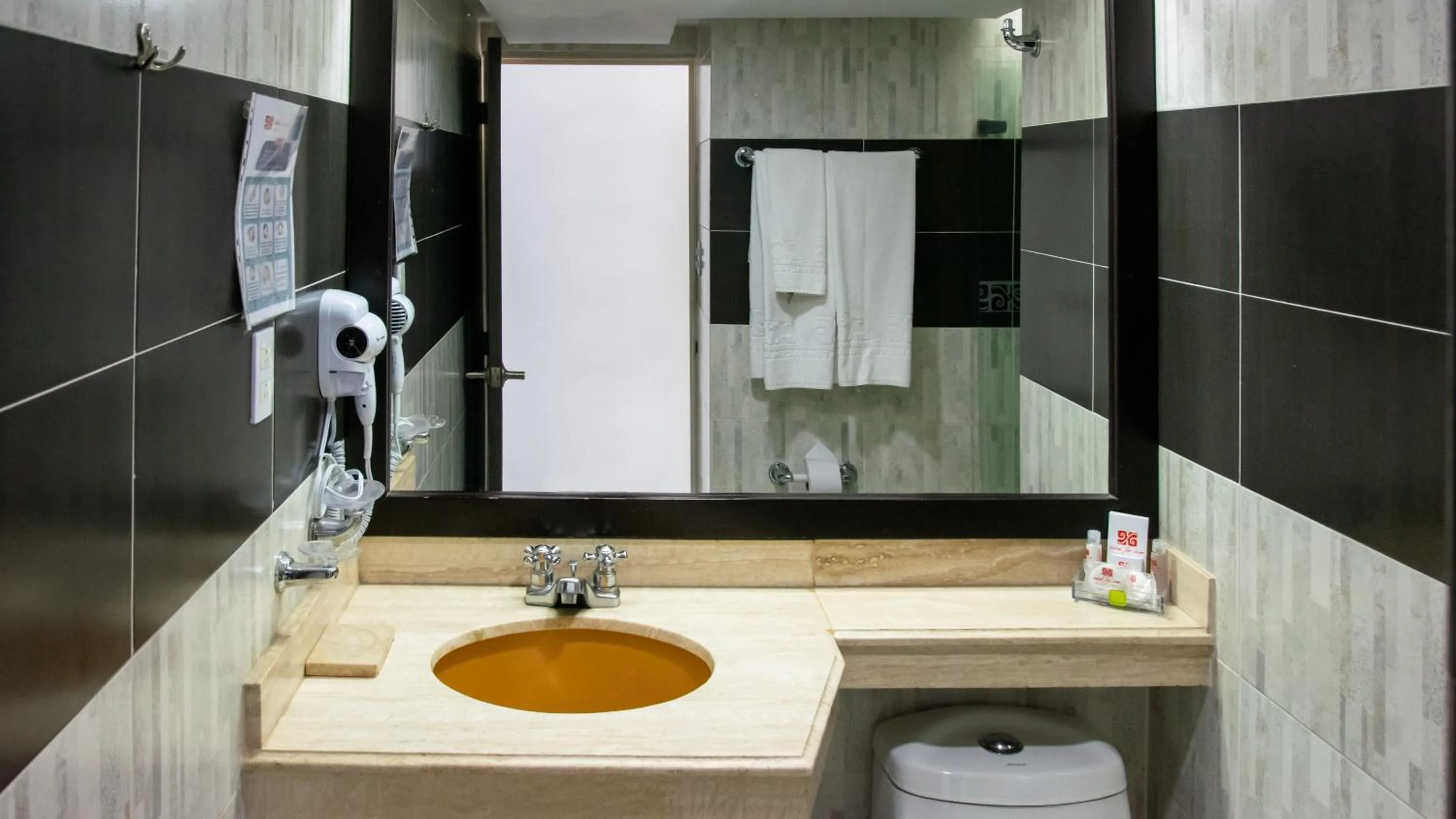 Bathroom in Hotel San Juan Internacional