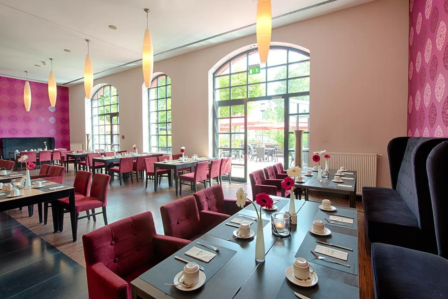 Restaurant/places to eat in Offenbach Plaza Hotel