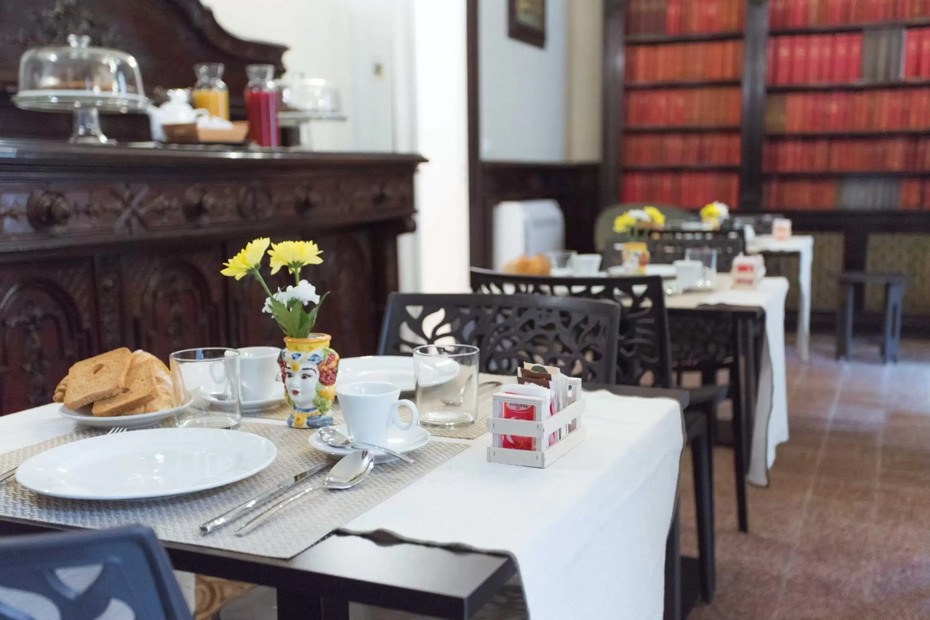 Breakfast, Restaurant/Places to Eat in Donna Isa B&B