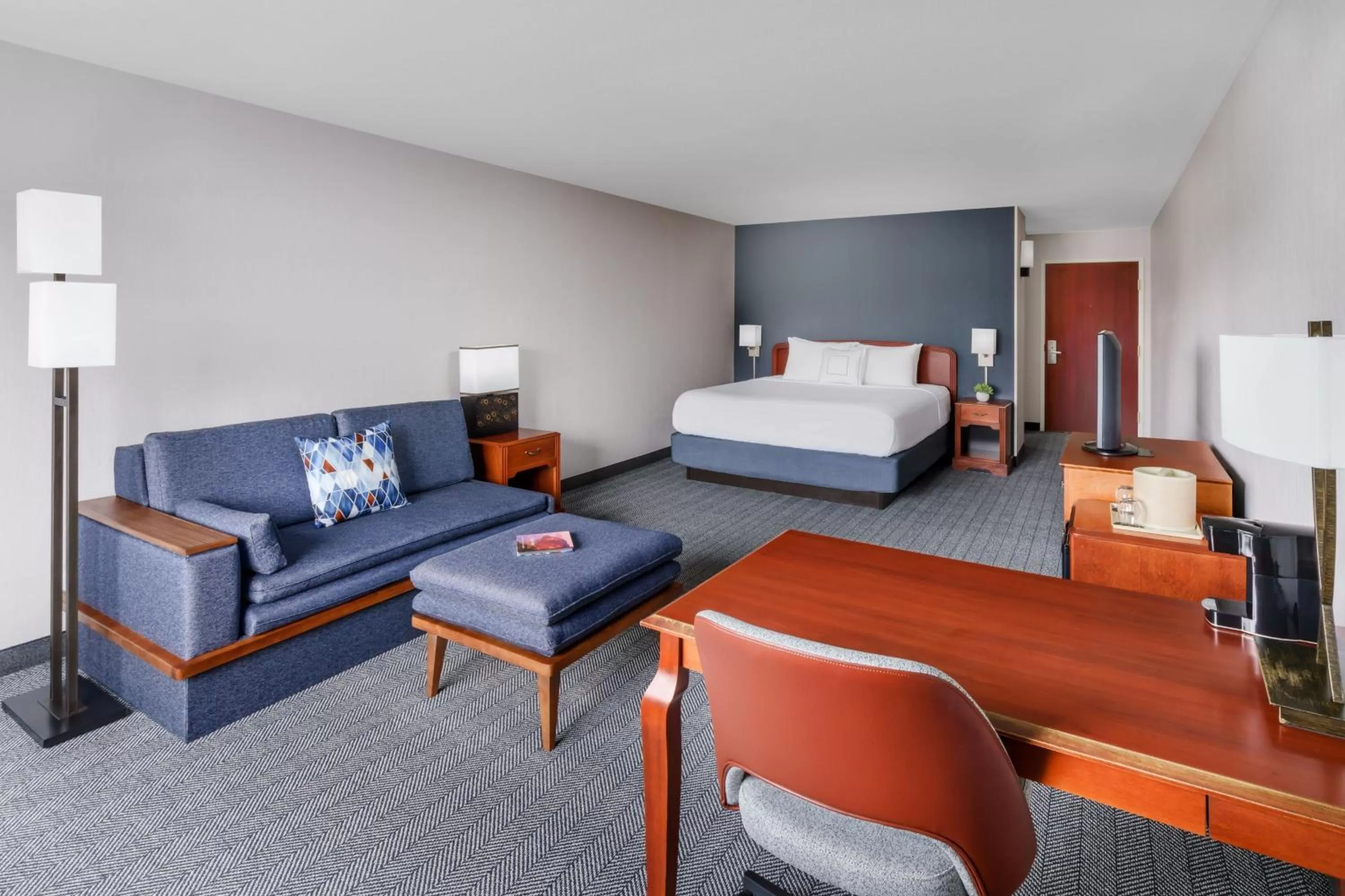 King Room with Sofa Bed and Adapted Tub - Mobility Accessible in Courtyard by Marriott Sacramento Folsom