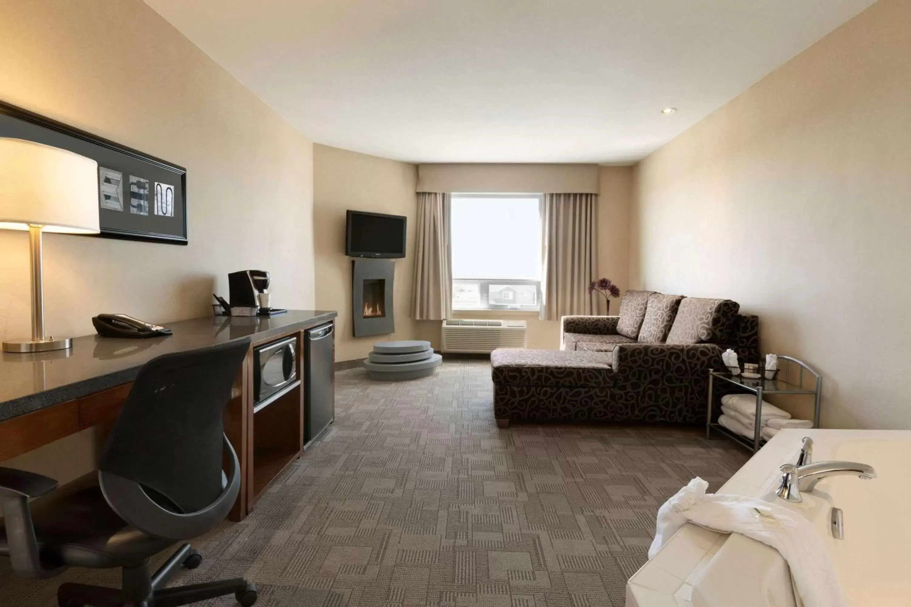 Photo of the whole room, Seating Area in Days Inn by Wyndham Regina Airport West