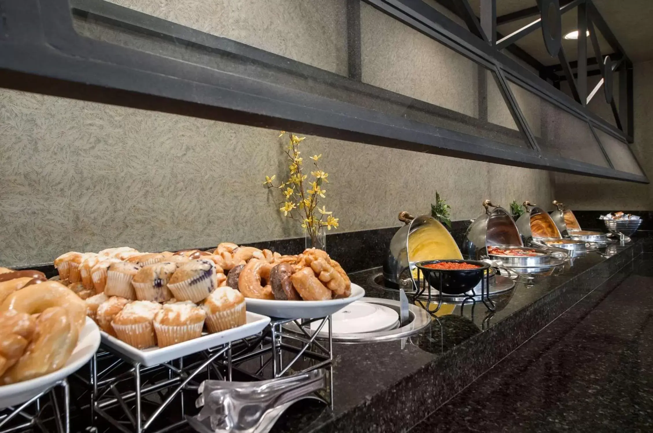 Dining area, Food in Embassy Suites Lexington