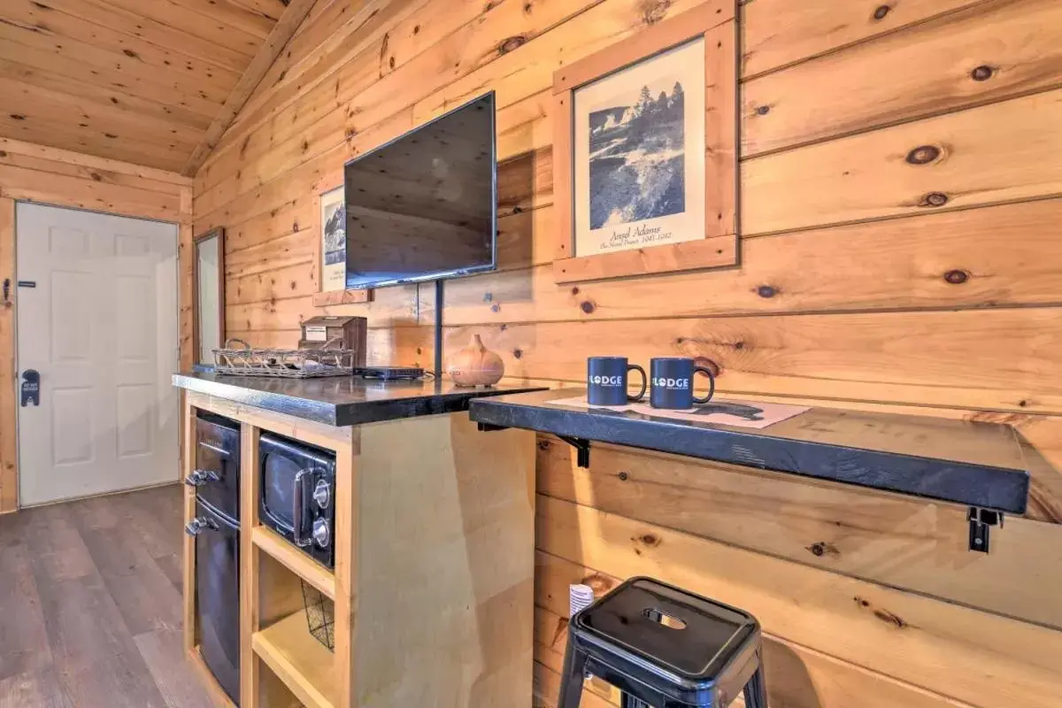 Kitchen/Kitchenette in The Lodge Nantahala River