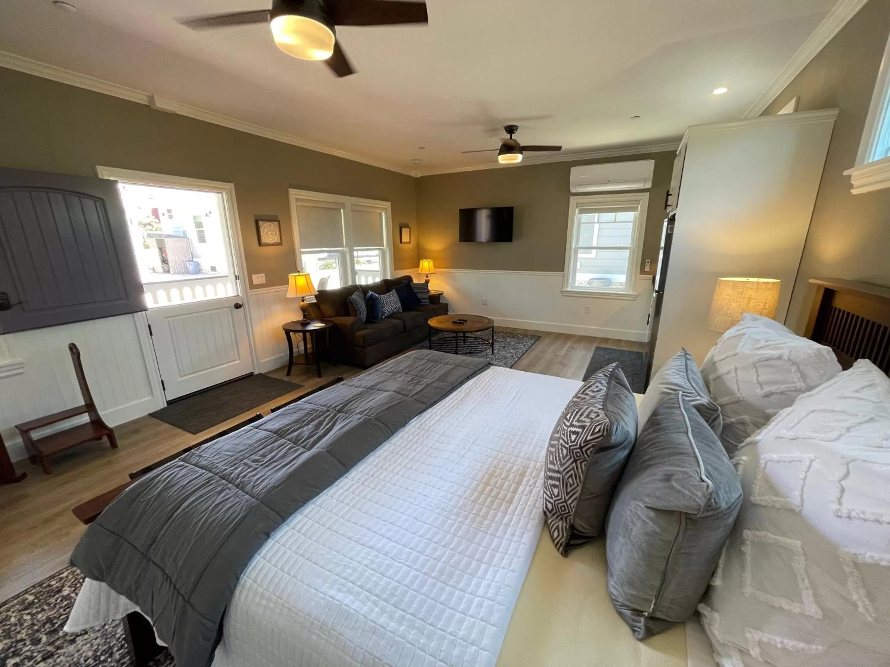 Bed in ForFriends Inn Wine Country Bed and Breakfast