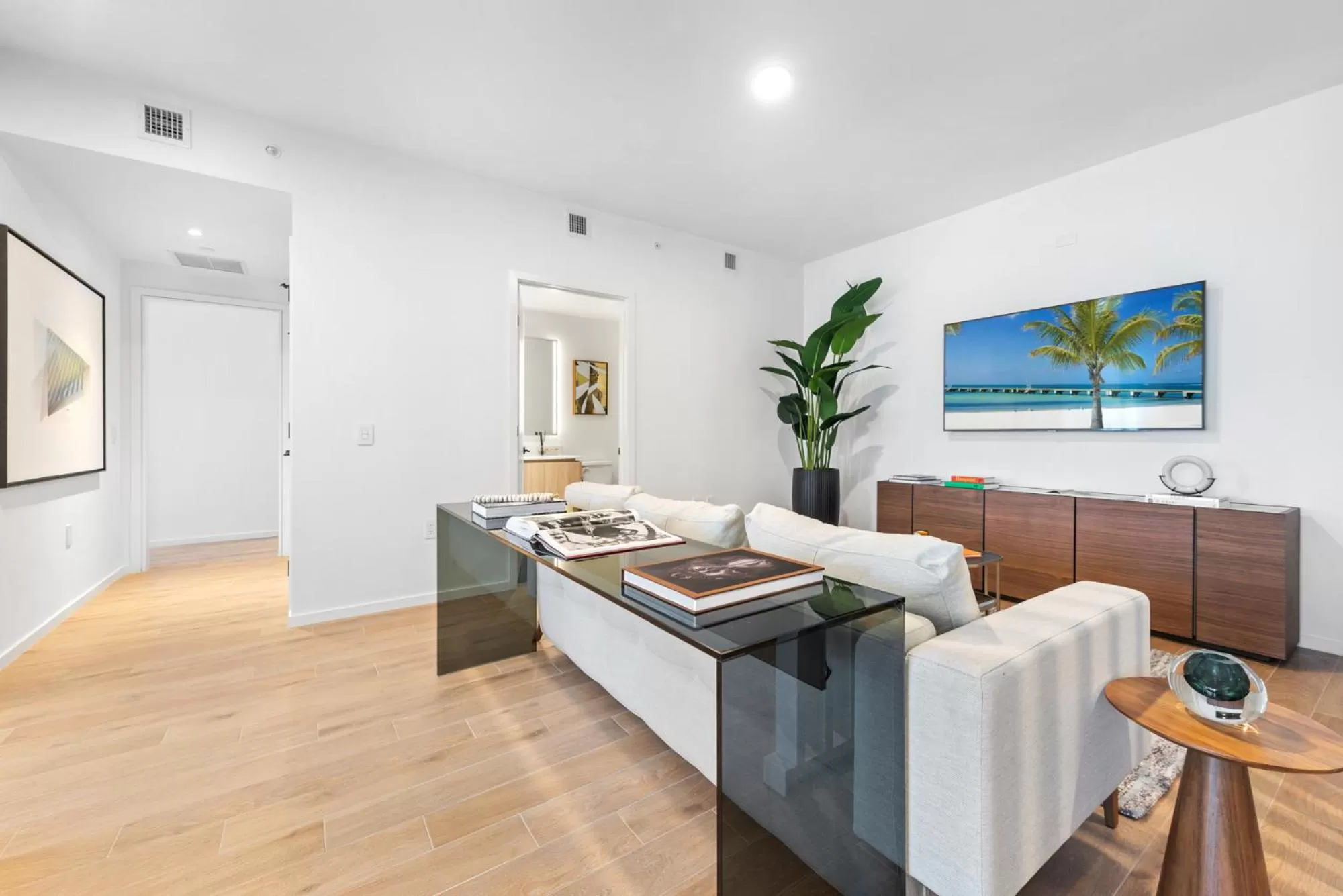 TV and multimedia in The Elser Hotel Miami - An All-Suite Hotel