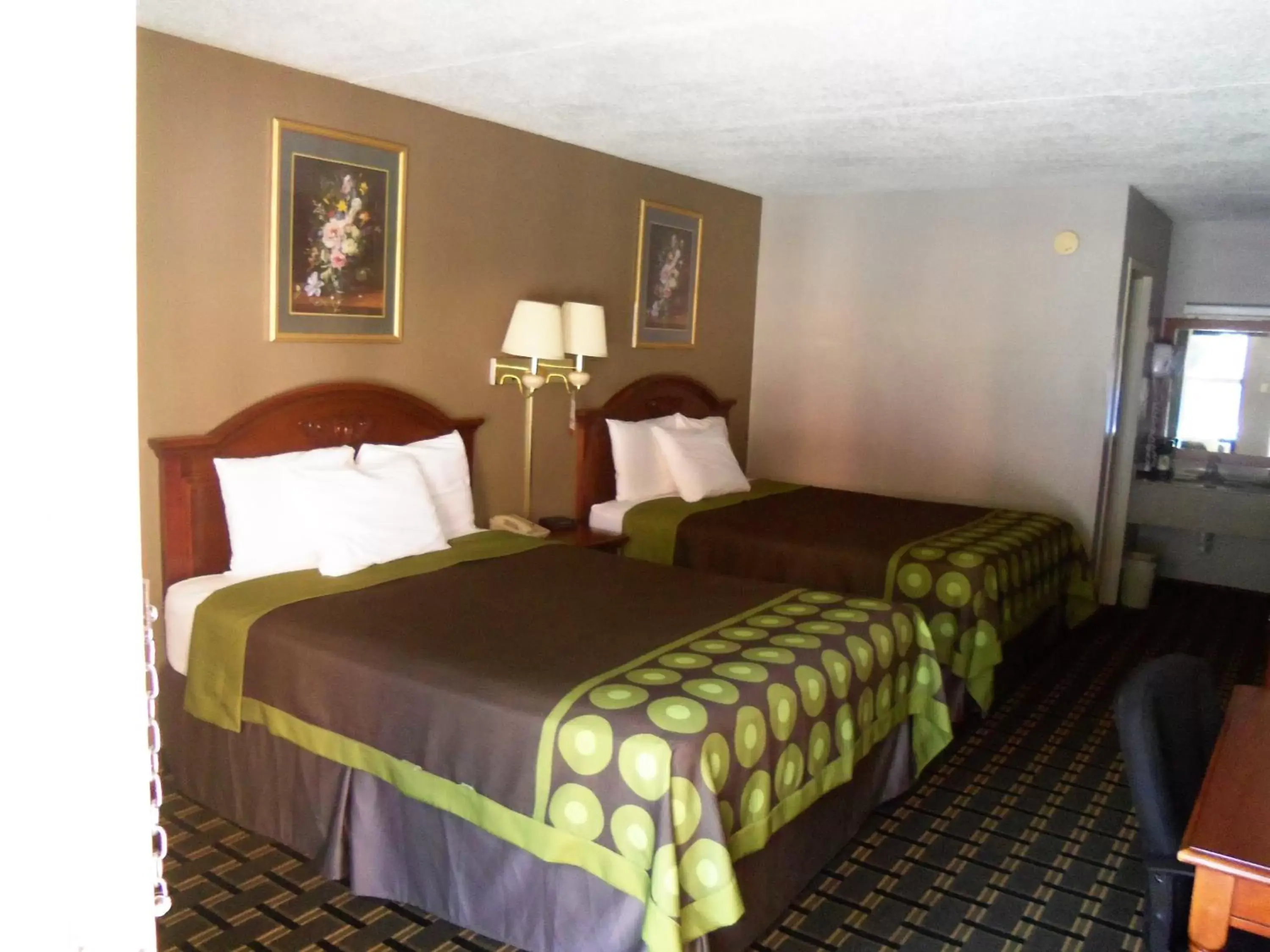 Queen Room with Two Queen Beds - Non-Smoking in Super 8 by Wyndham Knoxville West/Farragut