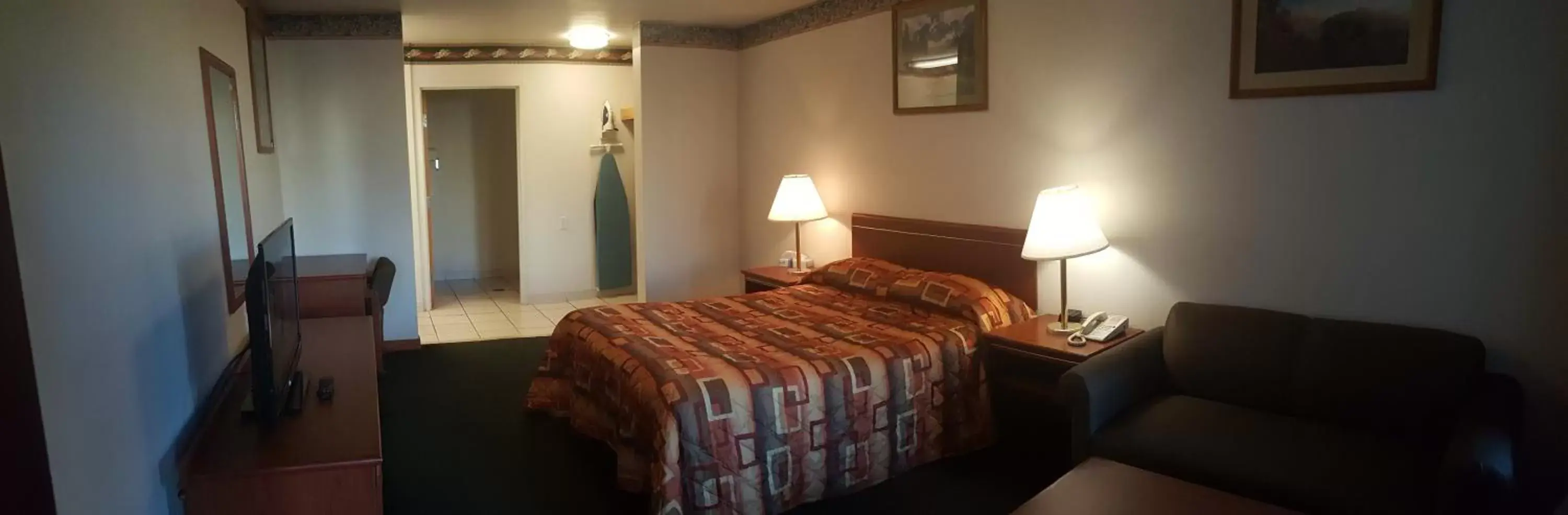 Photo of the whole room, Bed in Express Inn & Suites Eugene