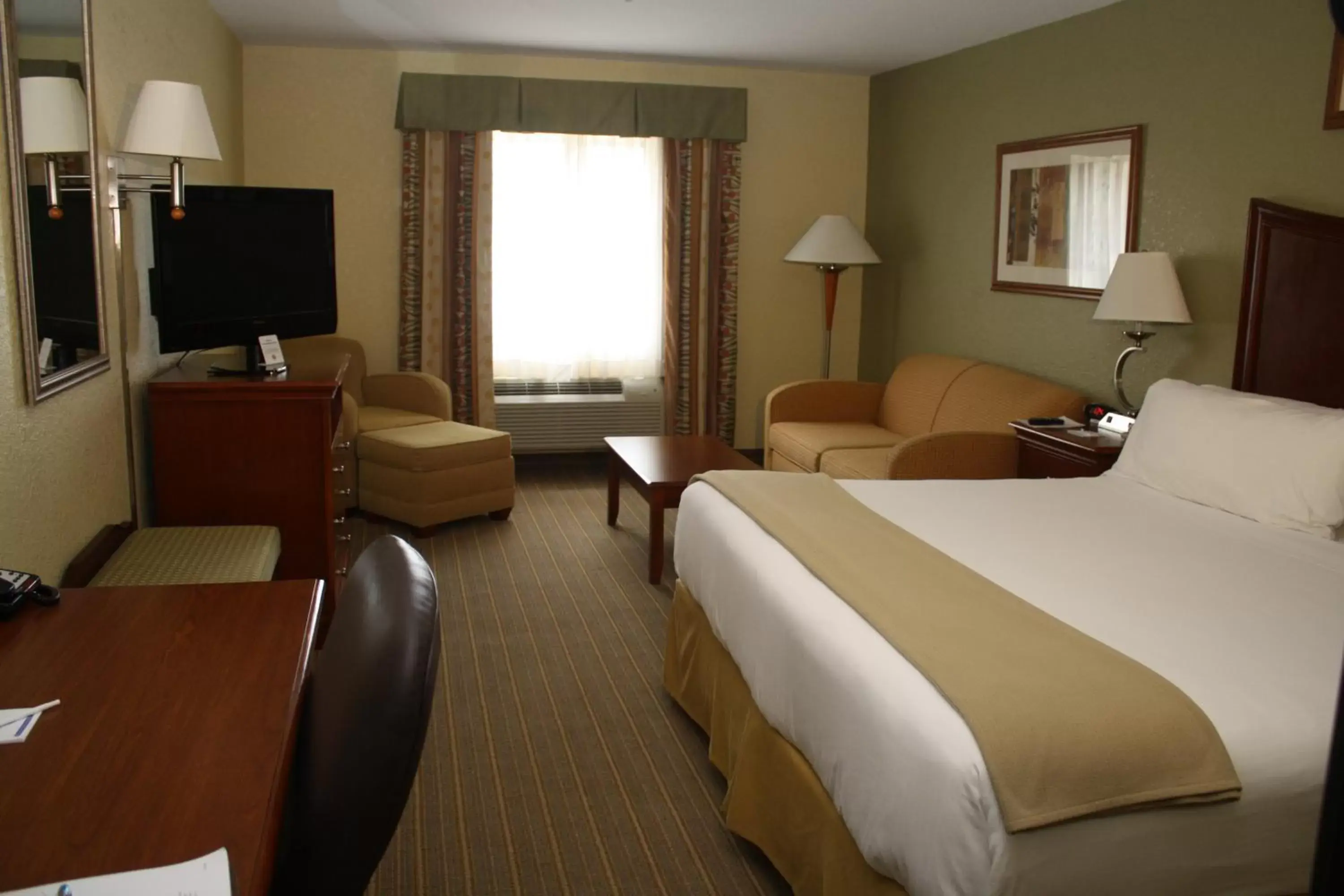 Photo of the whole room, TV/Entertainment Center in Holiday Inn Express Winfield, an IHG Hotel