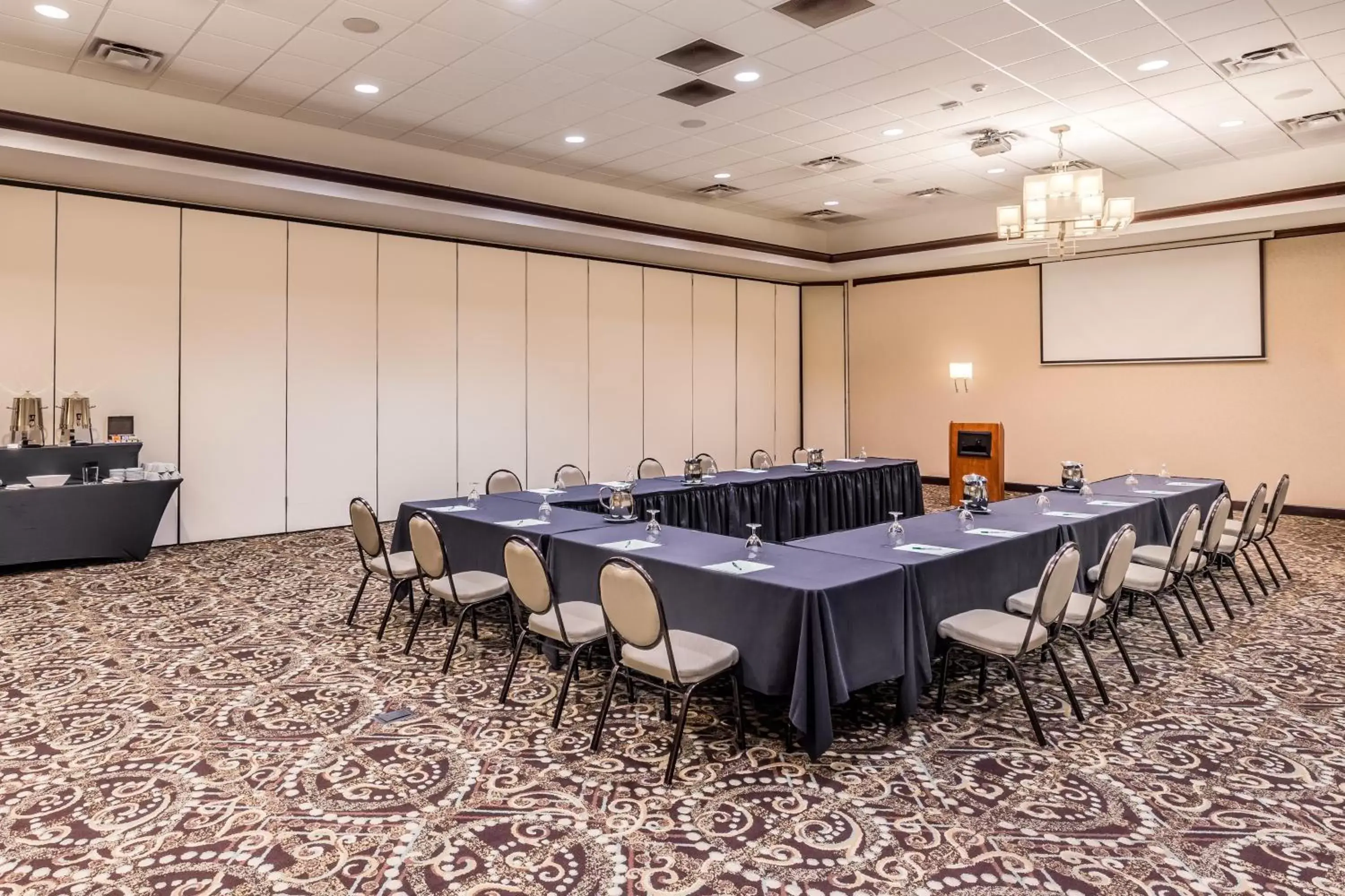 Meeting/conference room in Holiday Inn Chicago North - Gurnee, an IHG Hotel