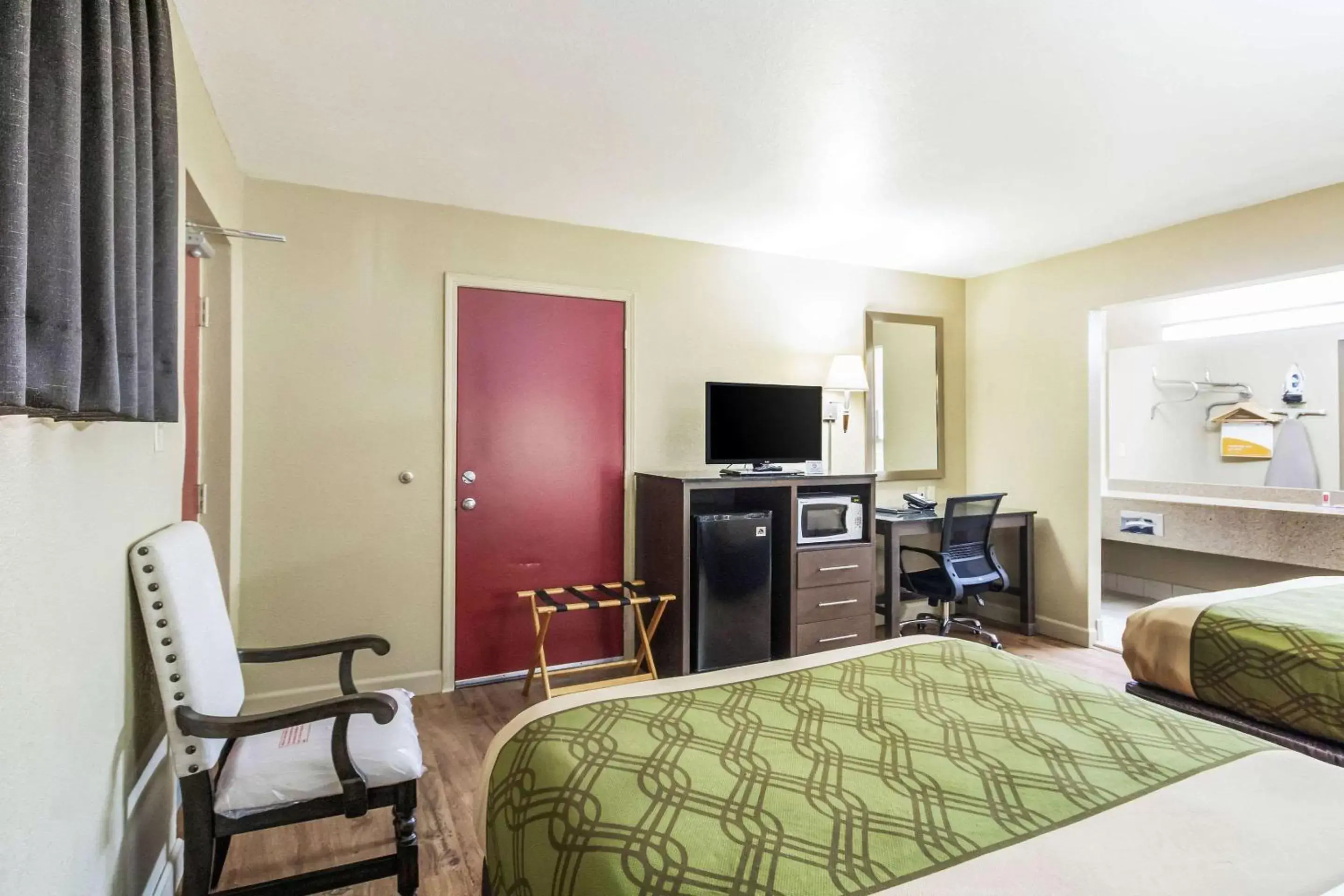 Photo of the whole room, Bed in Econo Lodge Inn & Suites I-35 at Shawnee Mission