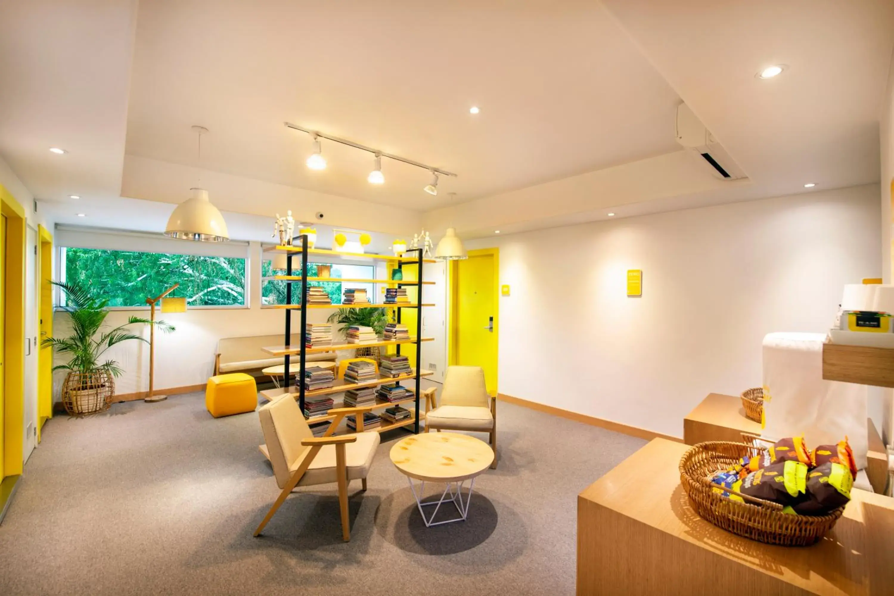 Lounge or bar in bloomrooms @ Janpath Lounge or bar in bloomrooms @ Janpath