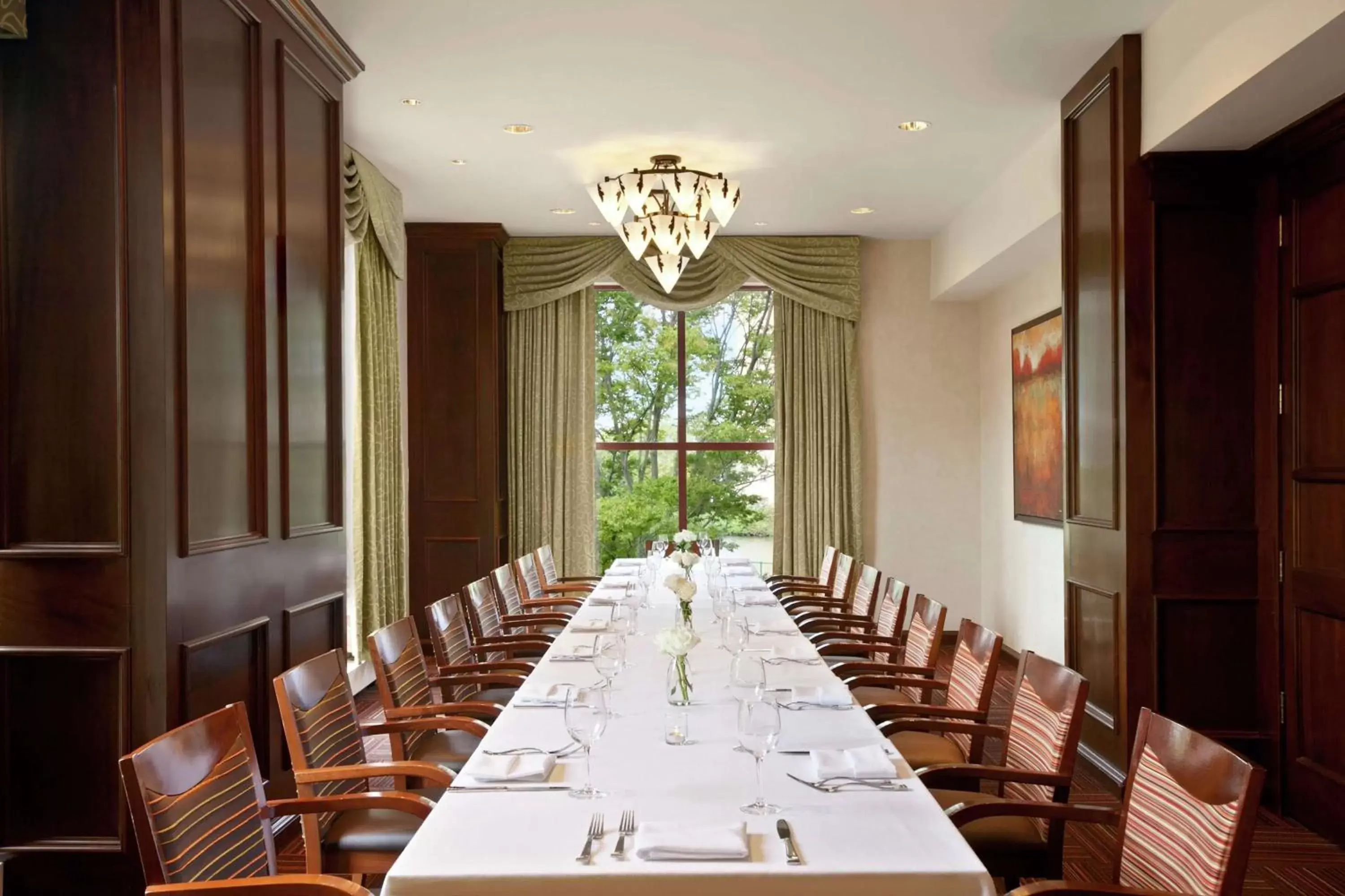 Meeting/conference room, Restaurant/Places to Eat in DoubleTree Suites by Hilton Hotel Boston - Cambridge