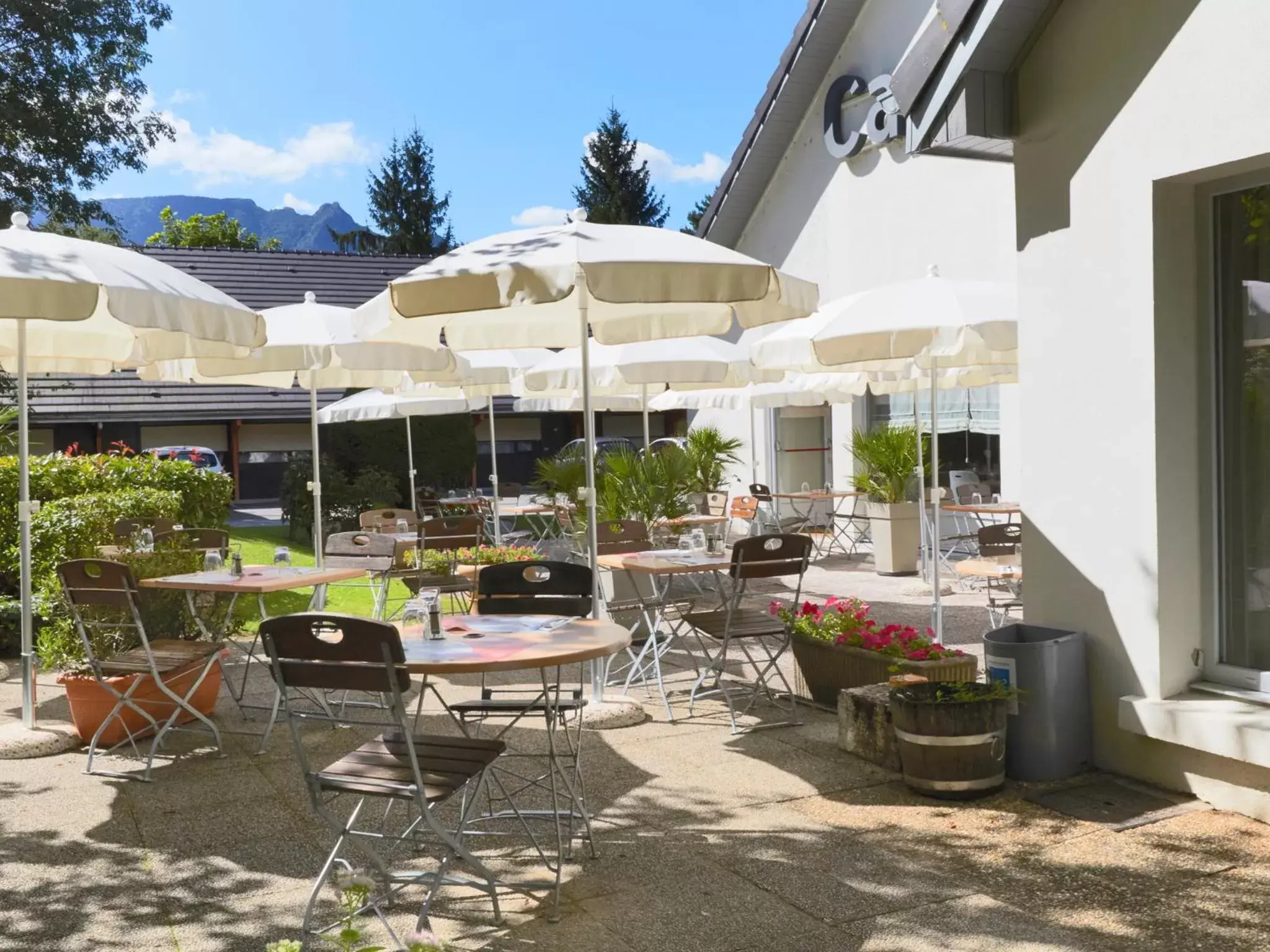 Patio, Restaurant/Places to Eat in Campanile Aix-Les-Bains