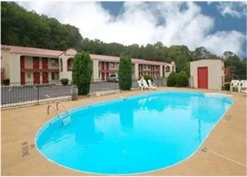 Swimming Pool in Americas Best Value Inn Cartersville