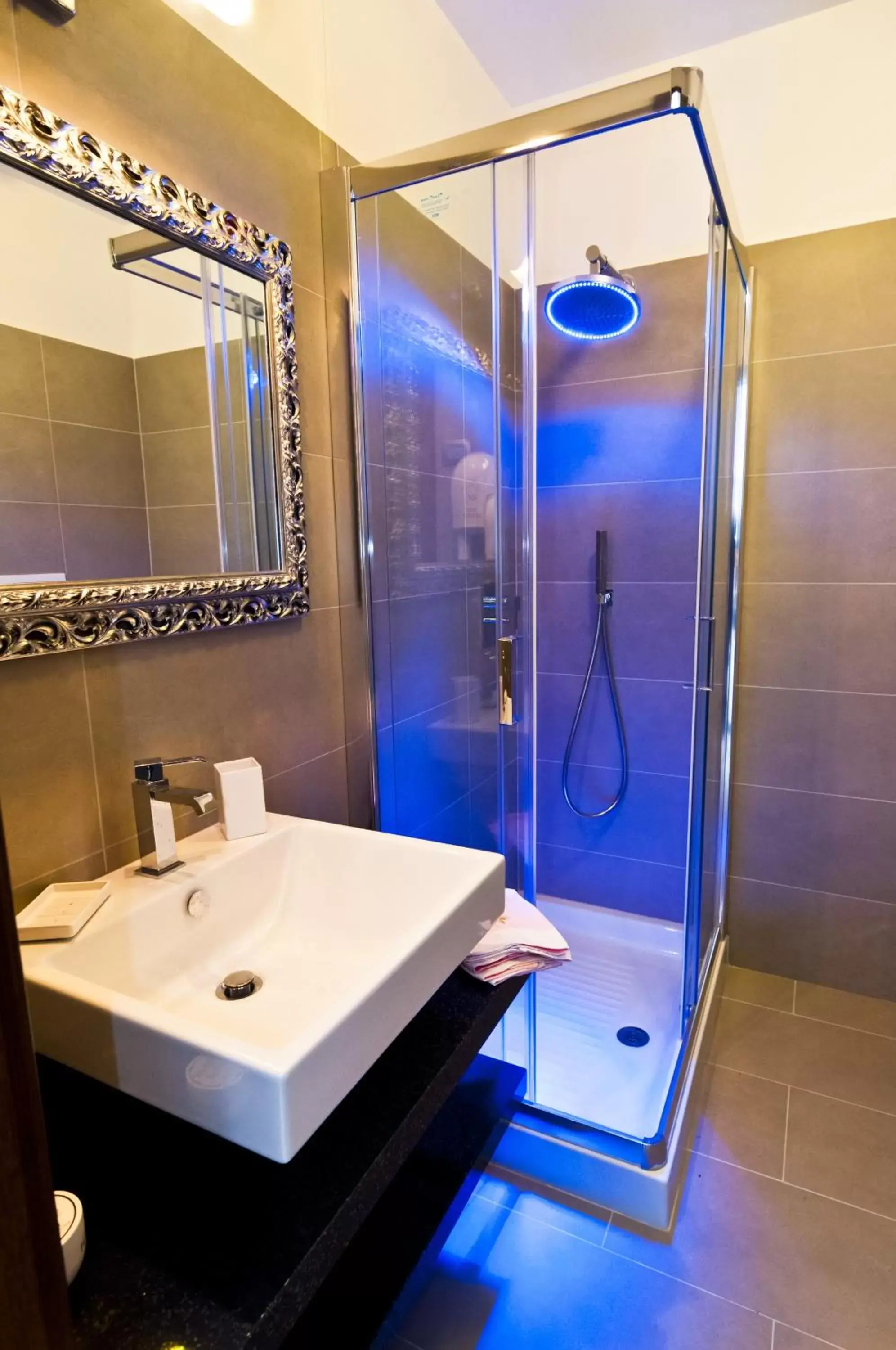 Shower, Bathroom in Domus Fontis