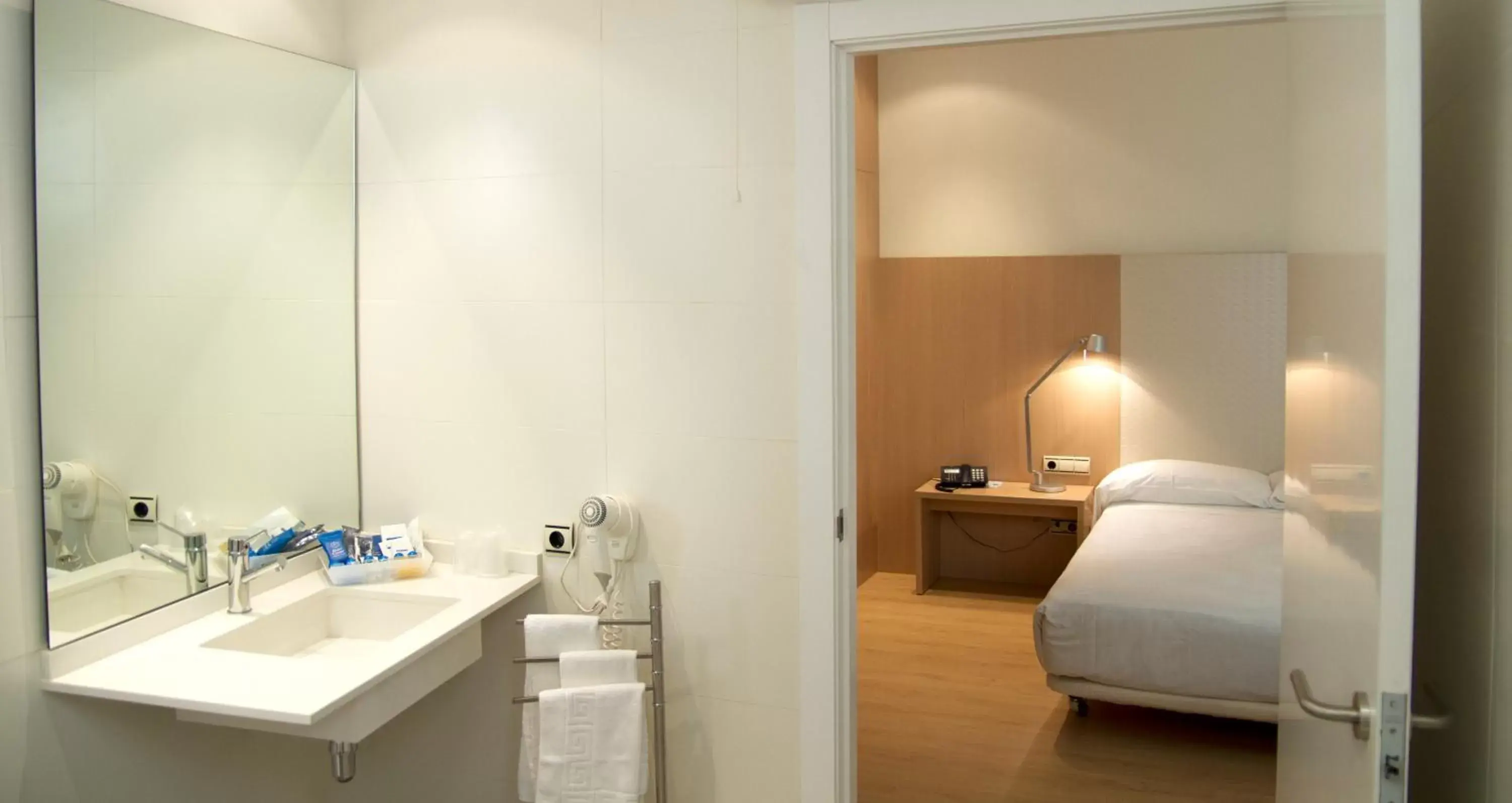 Bedroom, Bathroom in Hotel Checkin Valencia Ciscar