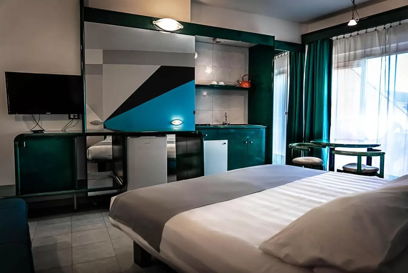 Kitchen or kitchenette, Bed in Business Hotel