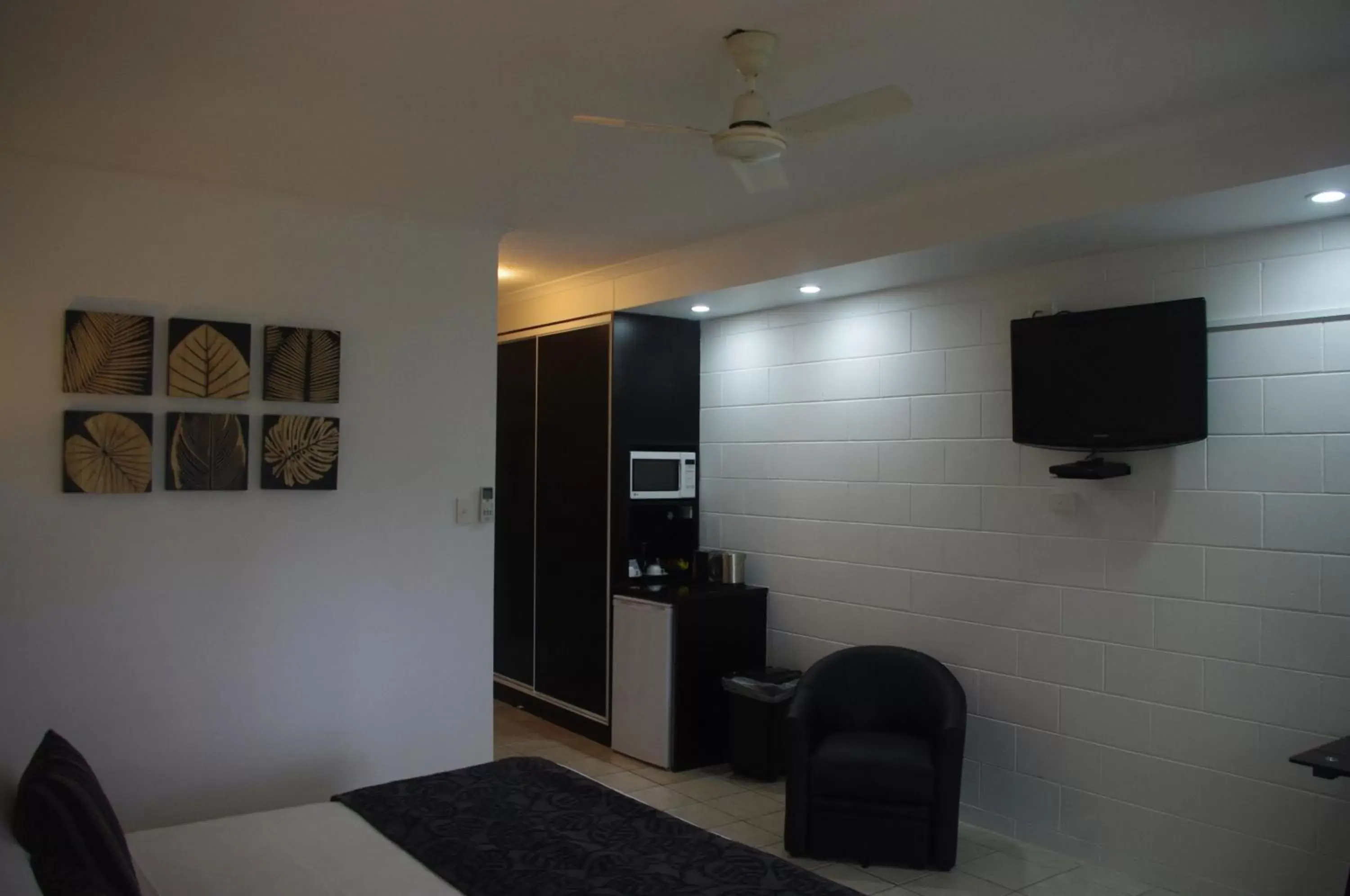 Photo of the whole room, TV/Entertainment Center in Colonial Palms Motor Inn