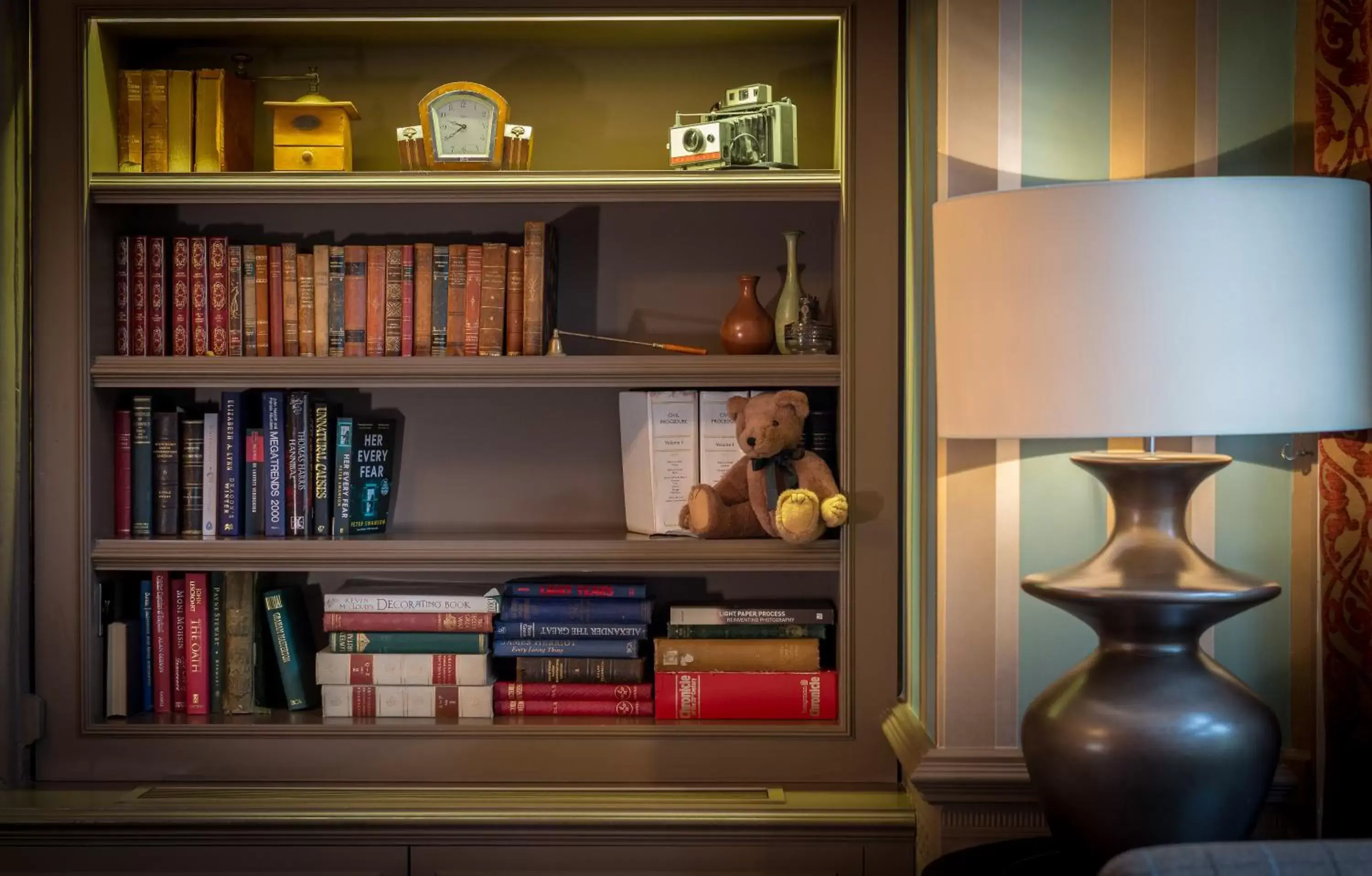 Library in The Crown Manor House Hotel