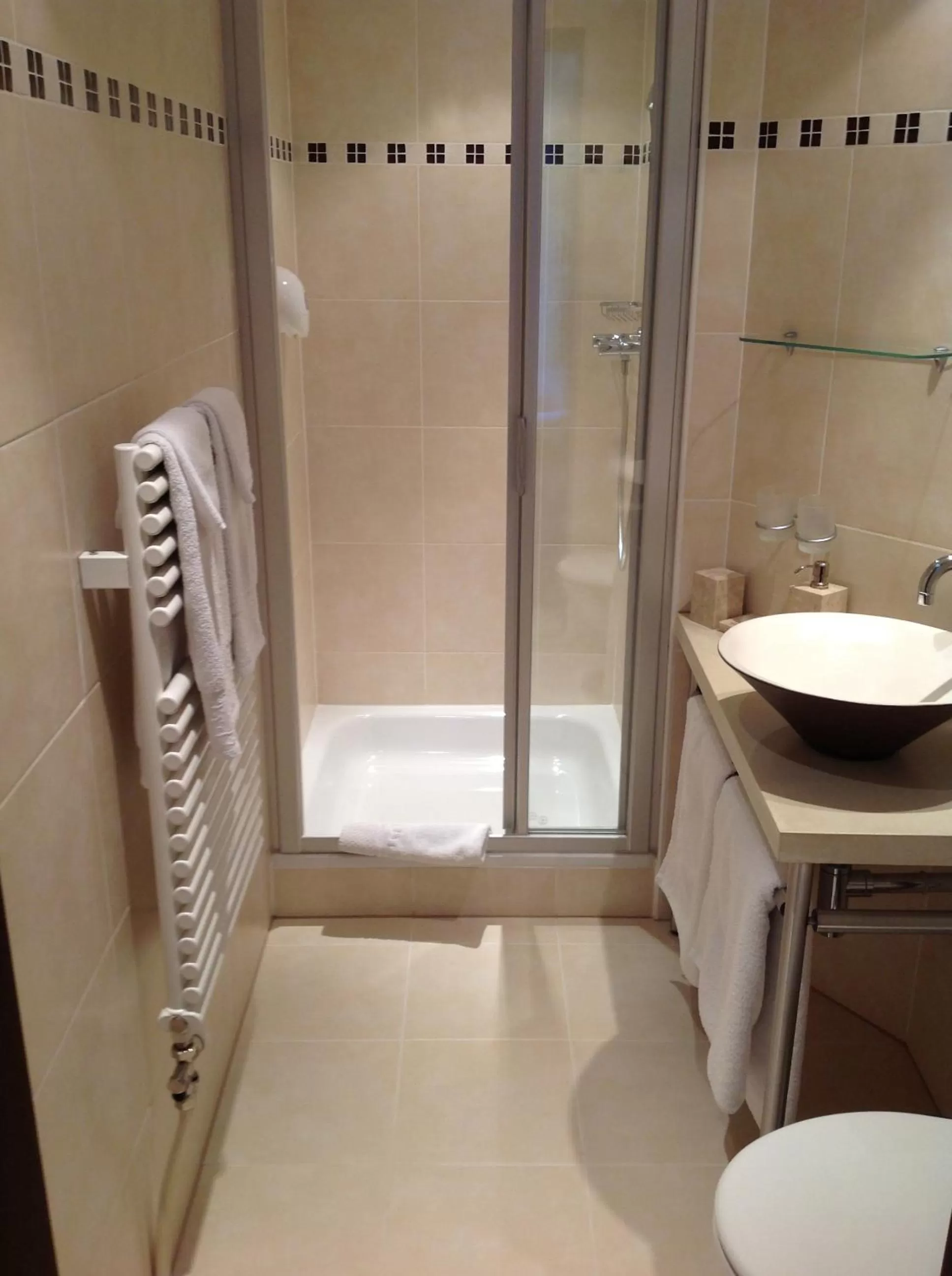 Bathroom in Auberge de Dully