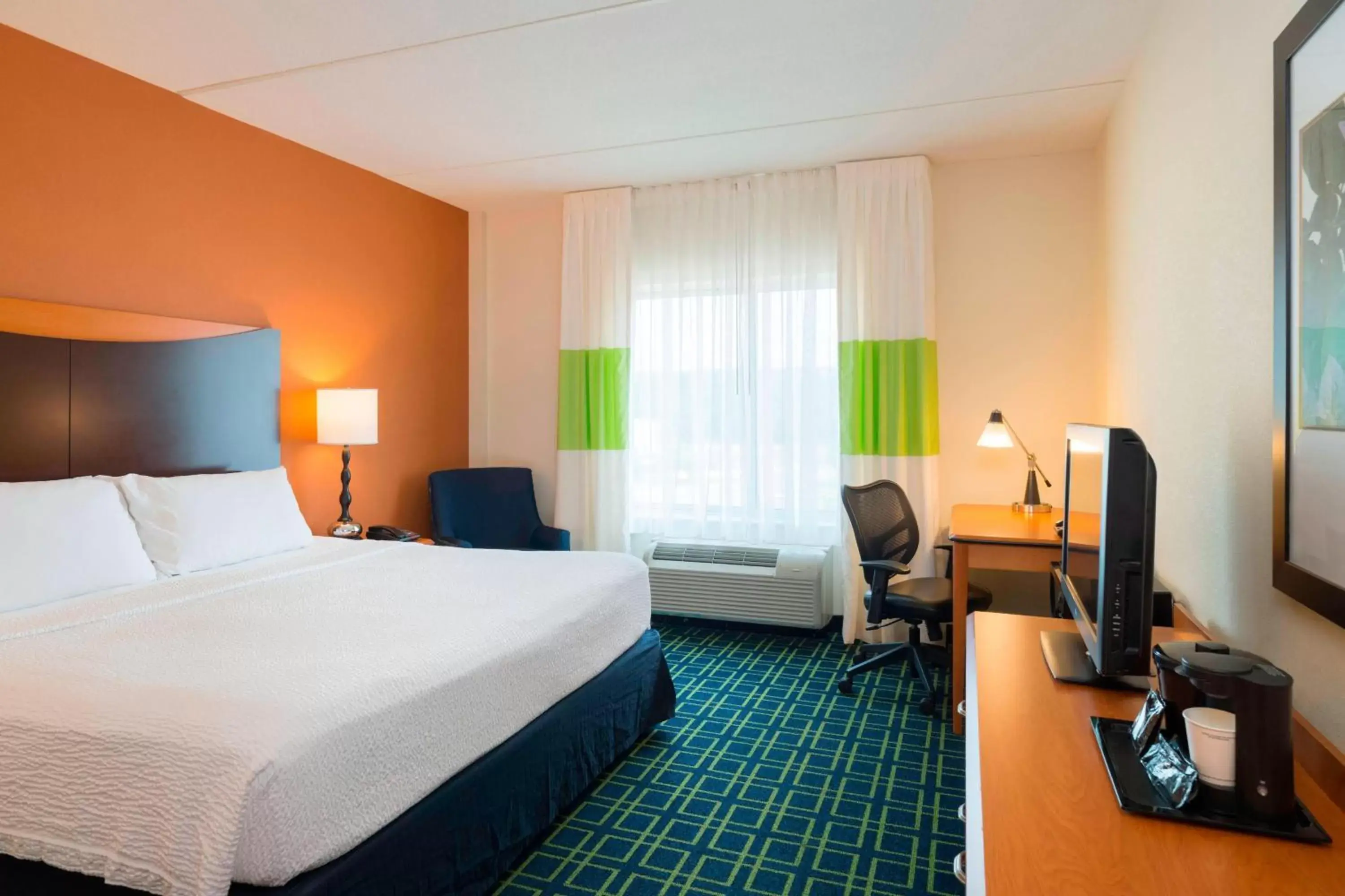 Photo of the whole room, Bed in Fairfield Inn & Suites Huntingdon Raystown Lake