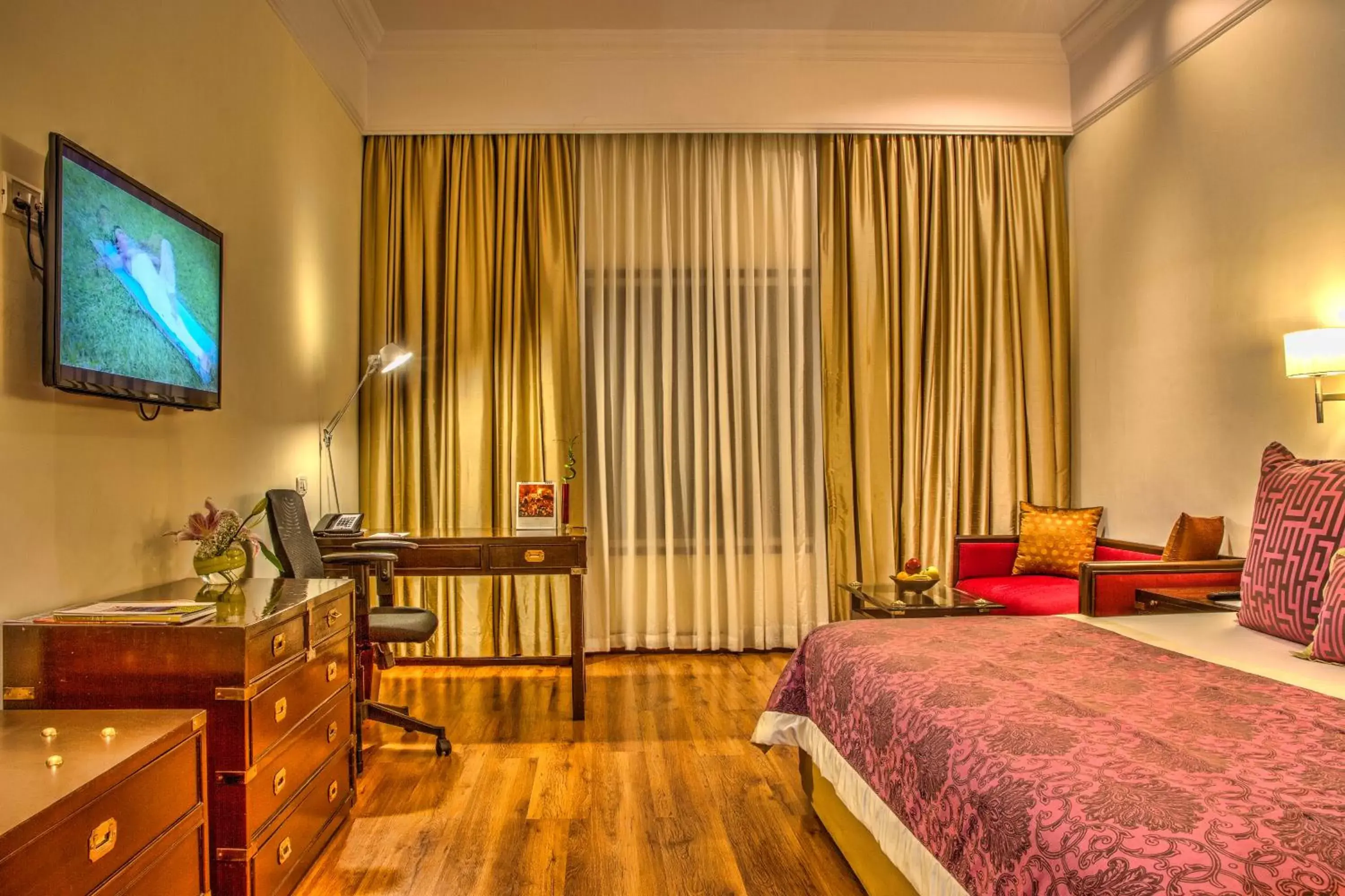 Bed, TV/Entertainment Center in The Gateway Hotel Ambad