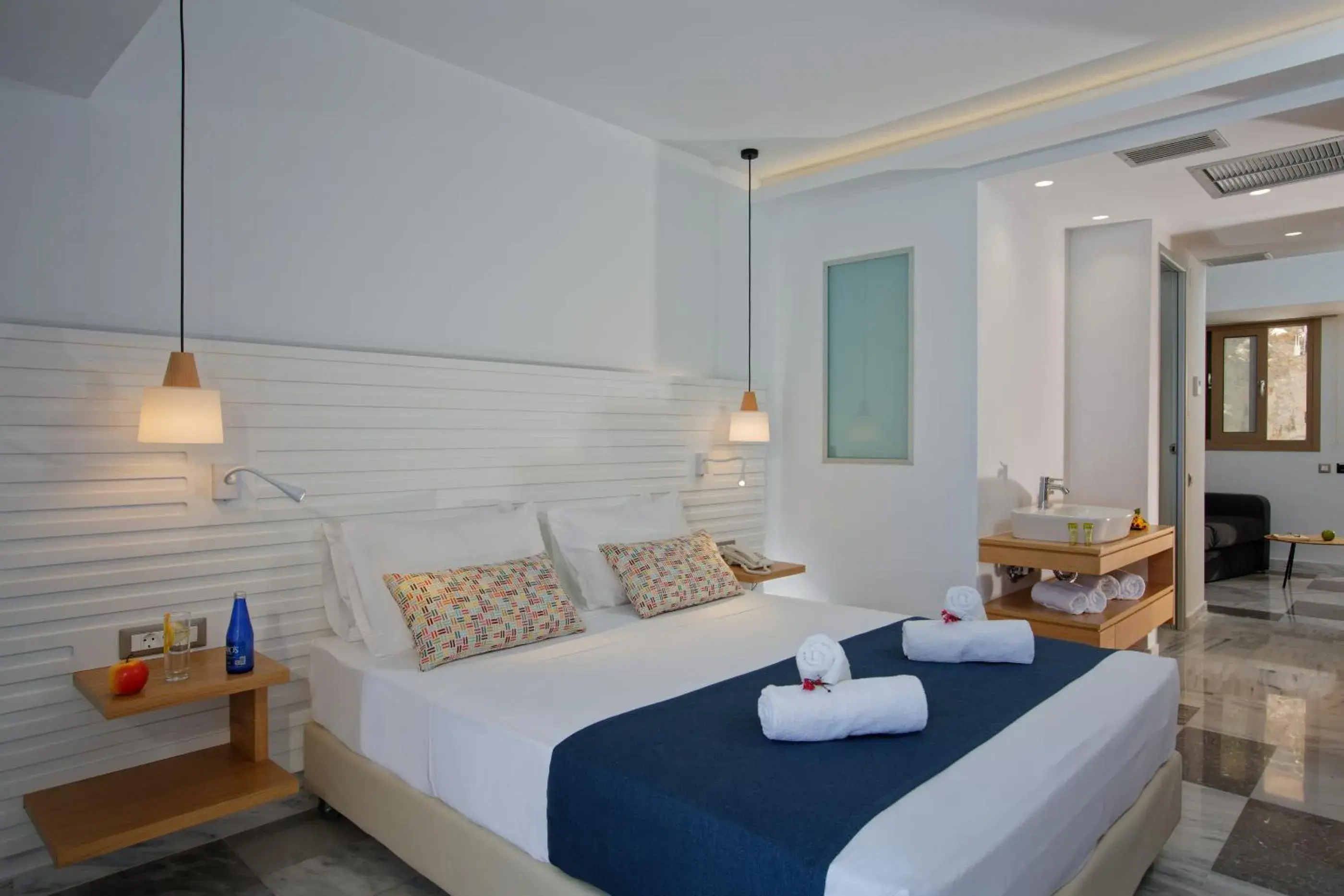 Photo of the whole room, Bed in Archipelagos Hotel