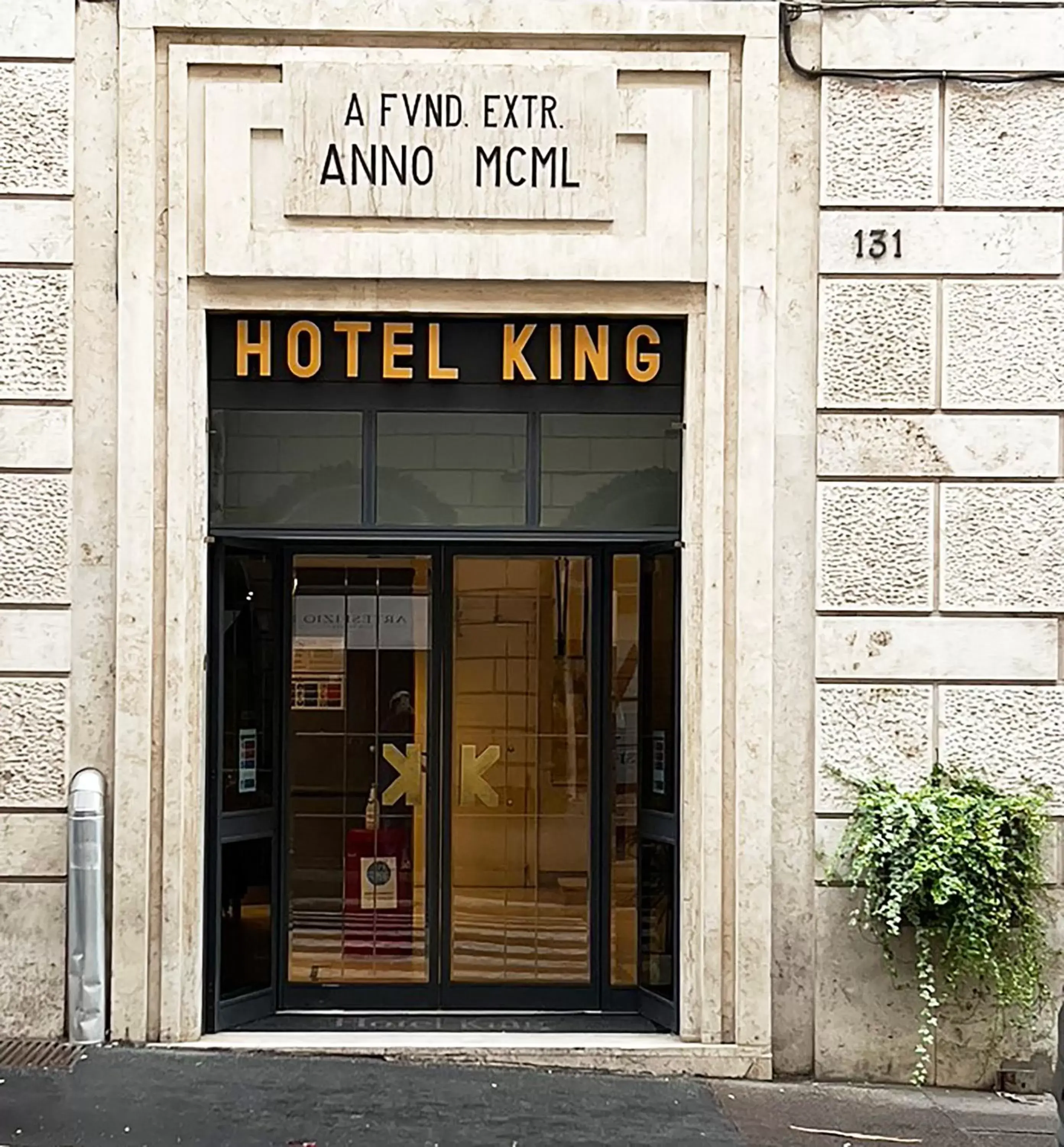 Facade/entrance in Hotel King