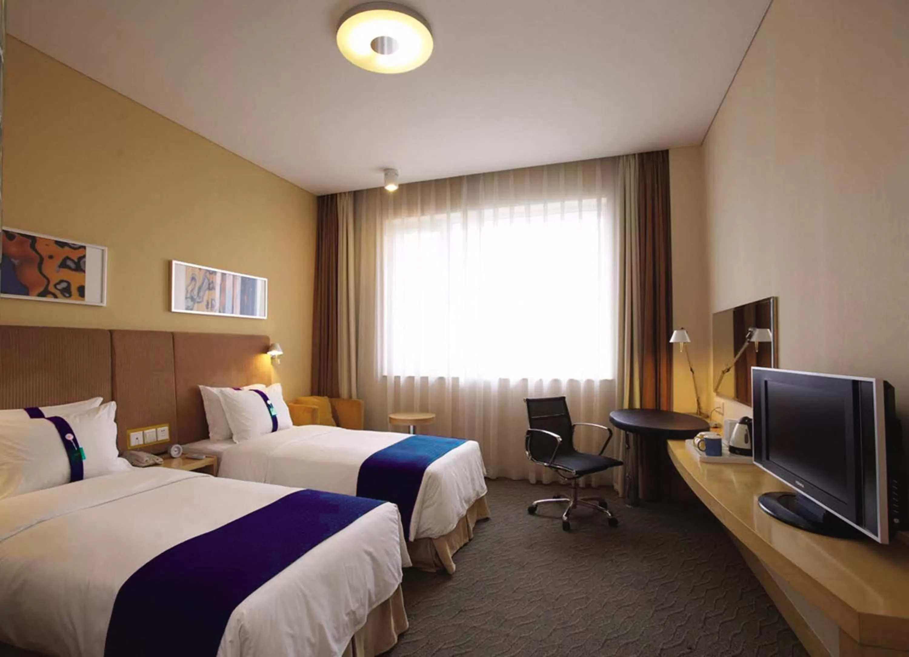 Photo of the whole room, Bed in Holiday Inn Express Langfang Park View by IHG