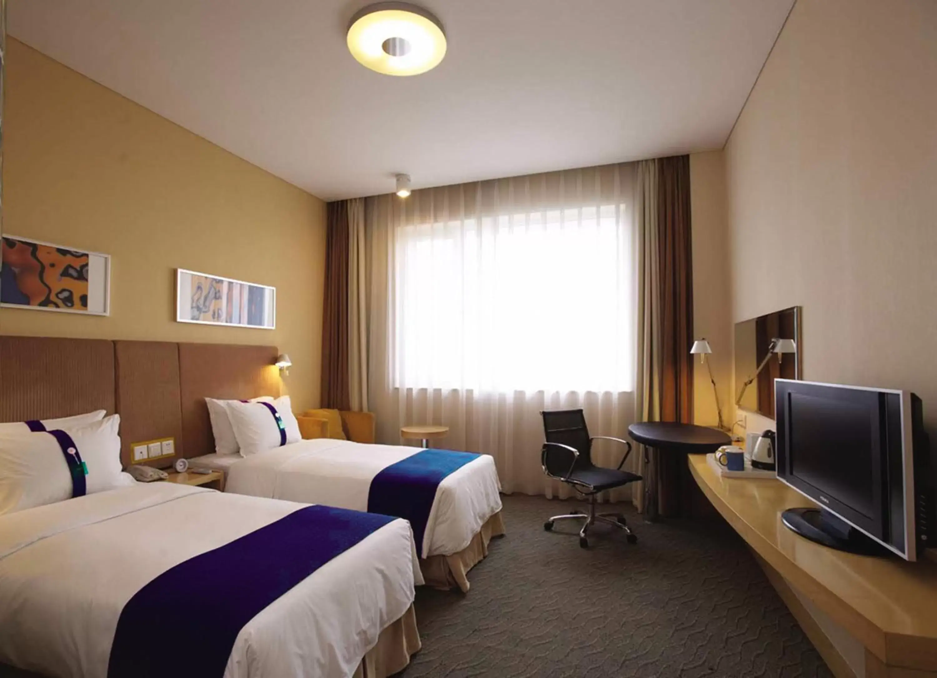 Photo of the whole room, Bed in Holiday Inn Express Langfang Park View, an IHG Hotel