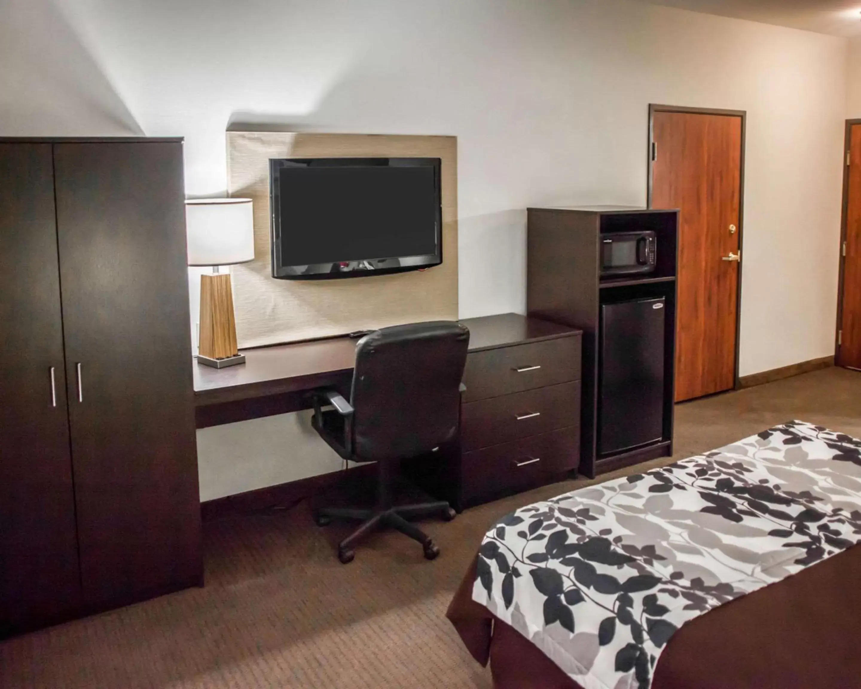 Photo of the whole room, TV/Entertainment Center in Sleep Inn & Suites Topeka West I-70 Wanamaker