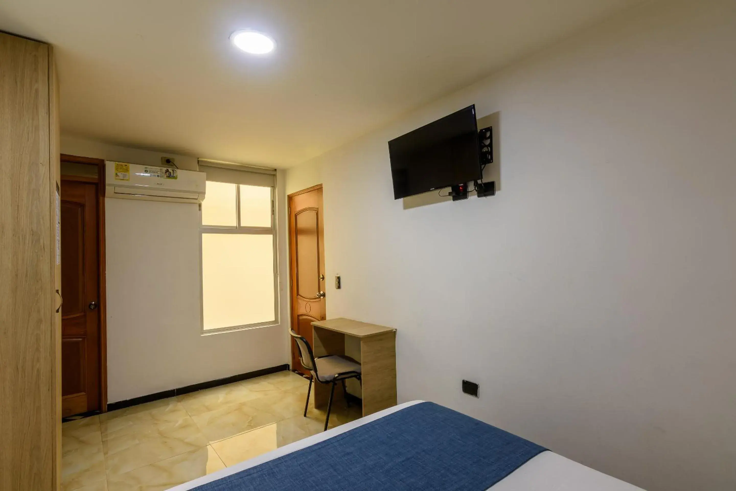 Bedroom, TV/Entertainment Center in Hotel Med Estadio
