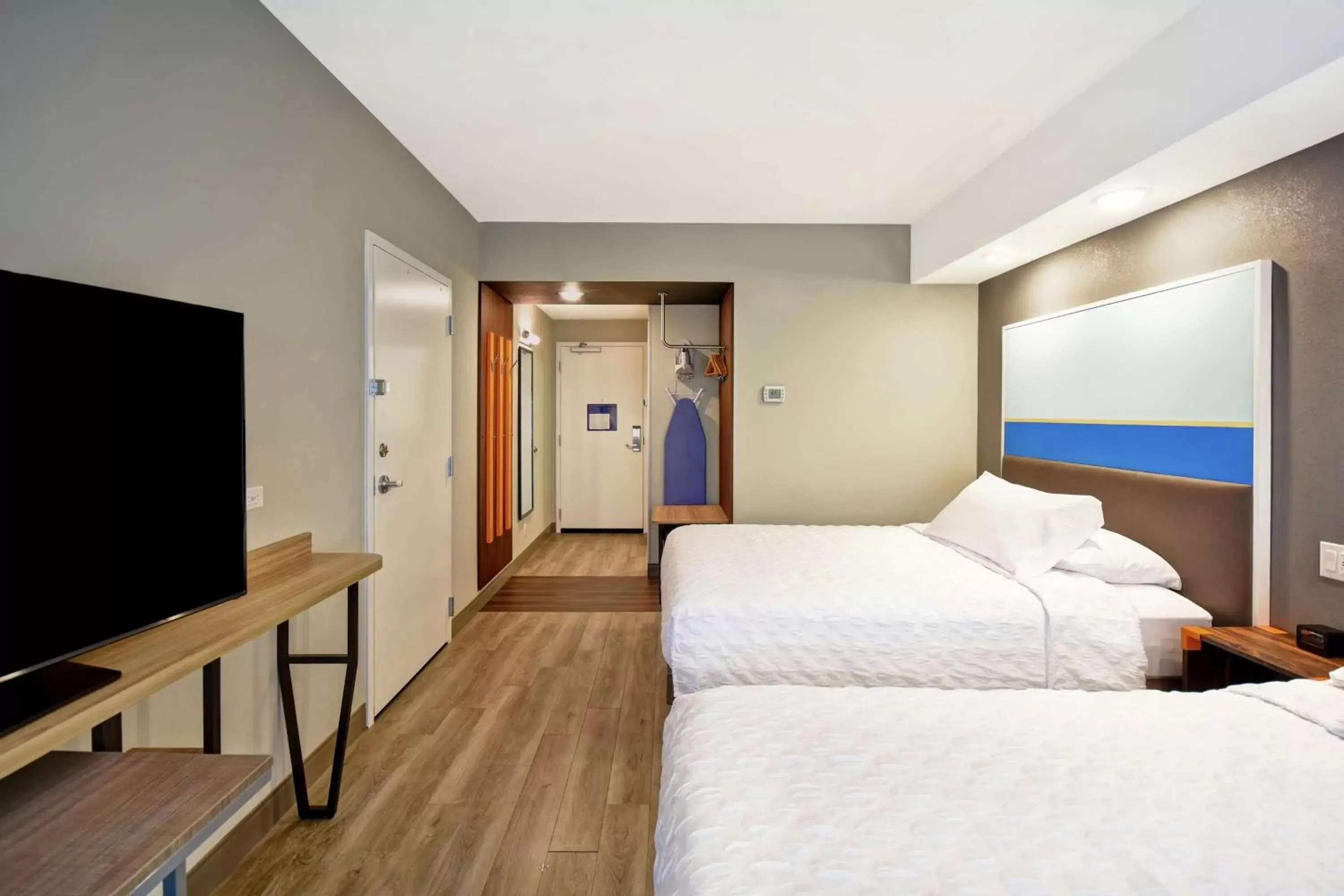 Photo of the whole room, Bed in Tru By Hilton Salt Lake City Airport