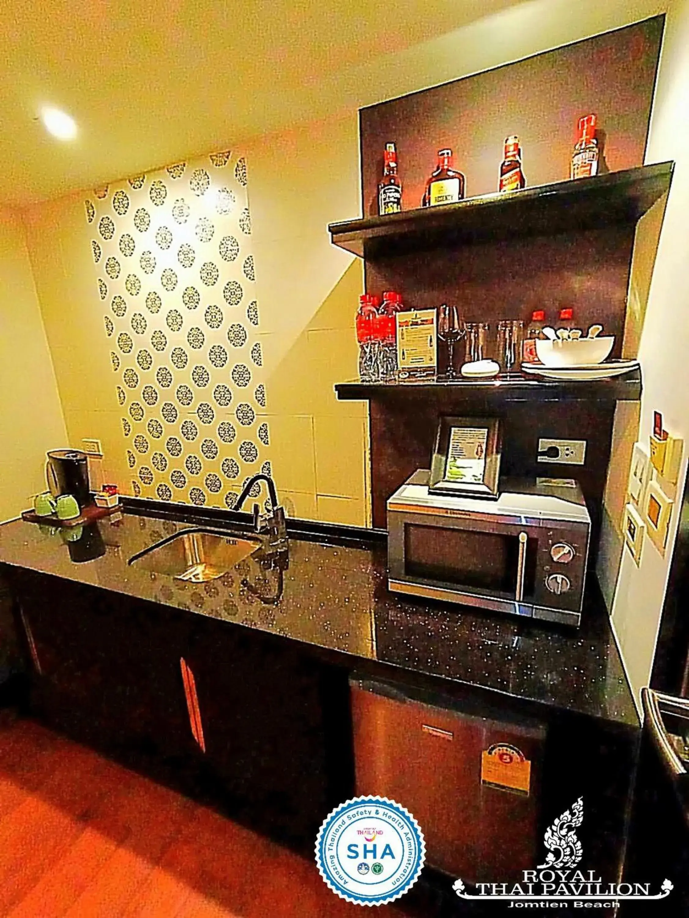 Guests, Kitchen/Kitchenette in Royal Thai Pavilion Hotel