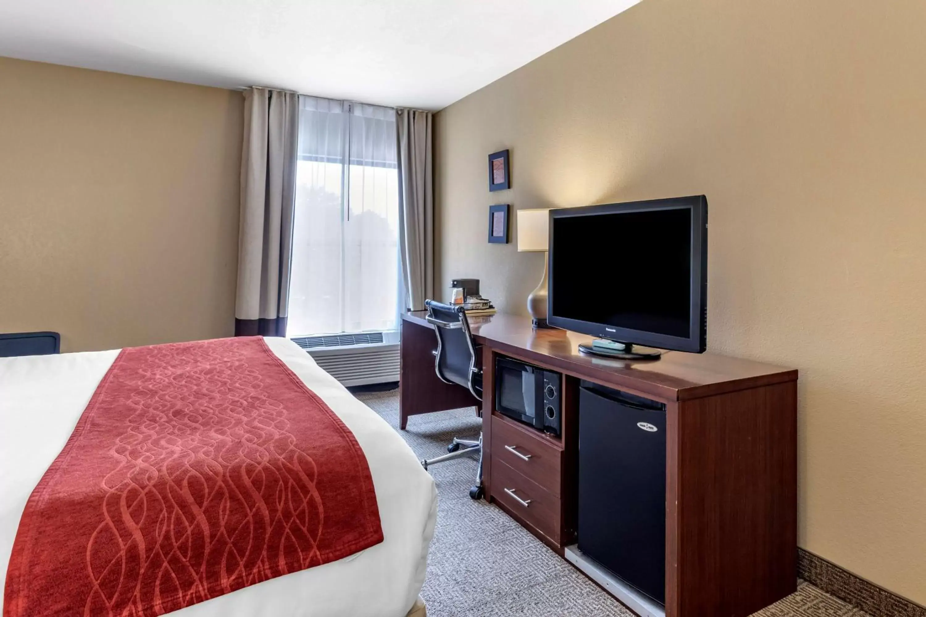 Photo of the whole room, TV/Entertainment Center in Comfort Inn Asheville Biltmore West