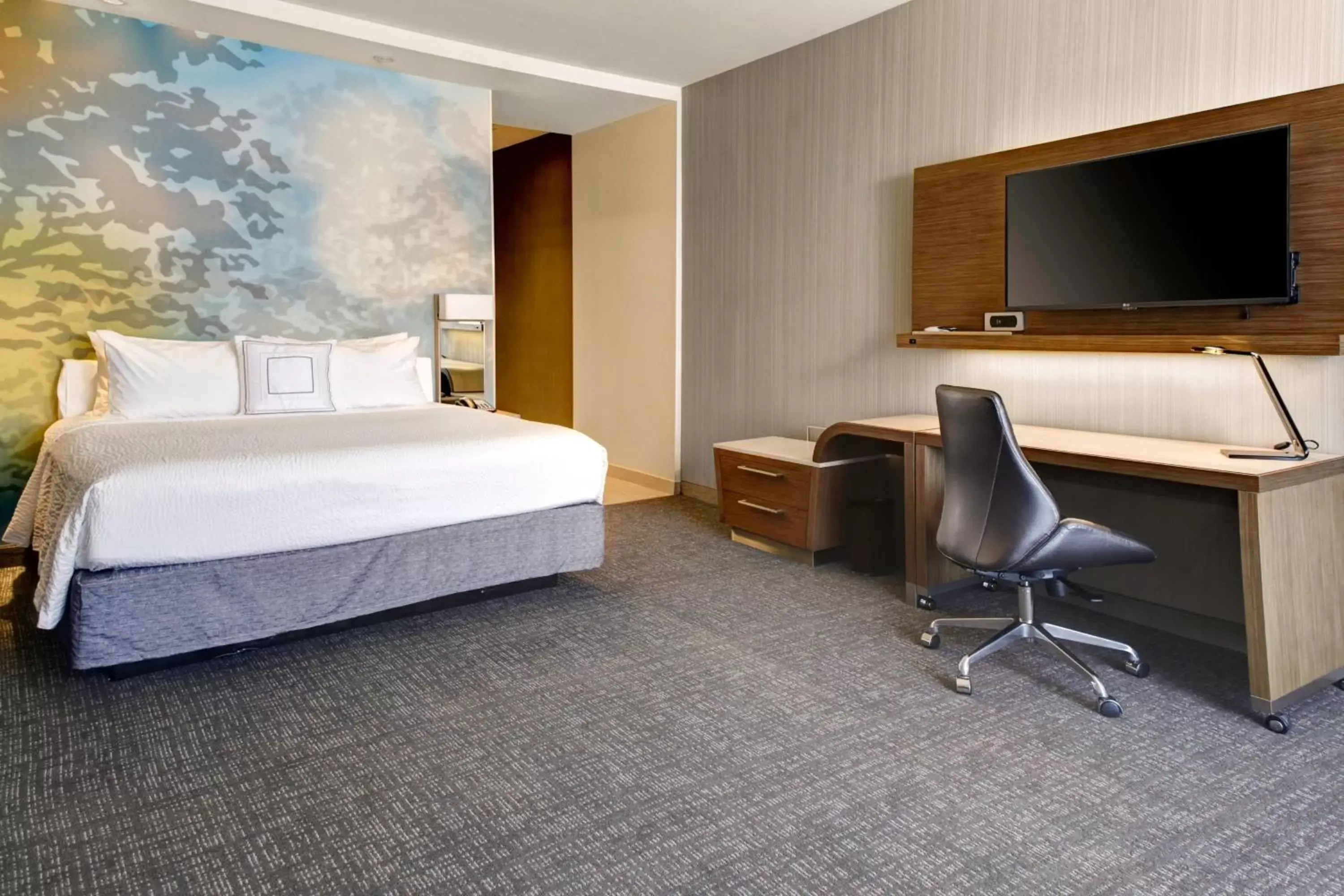 Photo of the whole room, Bed in Courtyard by Marriott New Orleans Westbank/Gretna