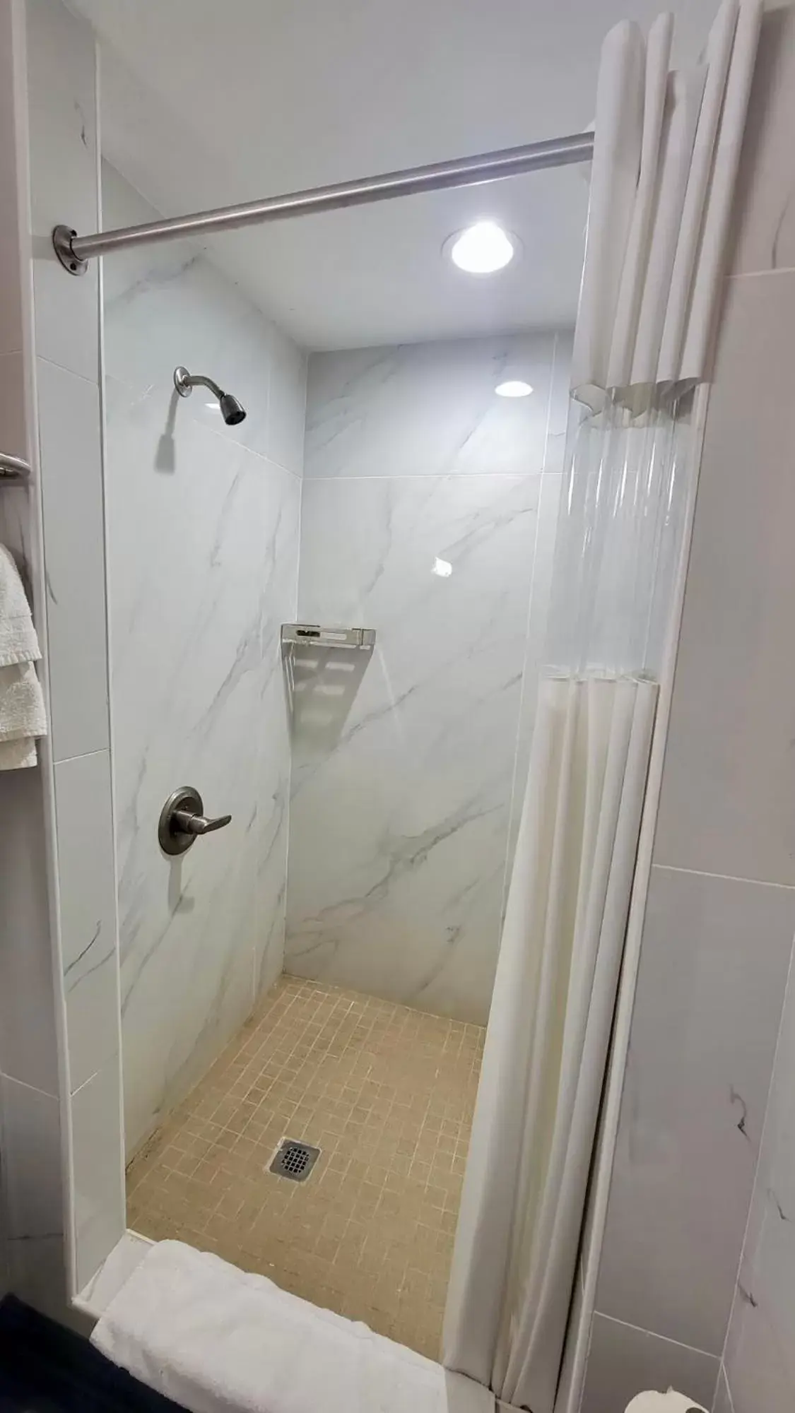 Shower, Bathroom in Budget Inn