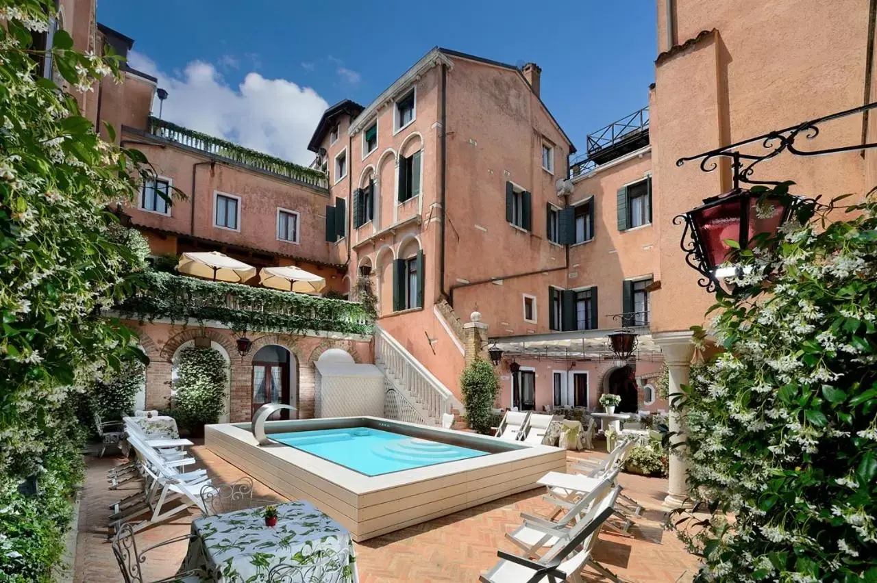 Garden, Swimming Pool in Hotel Giorgione