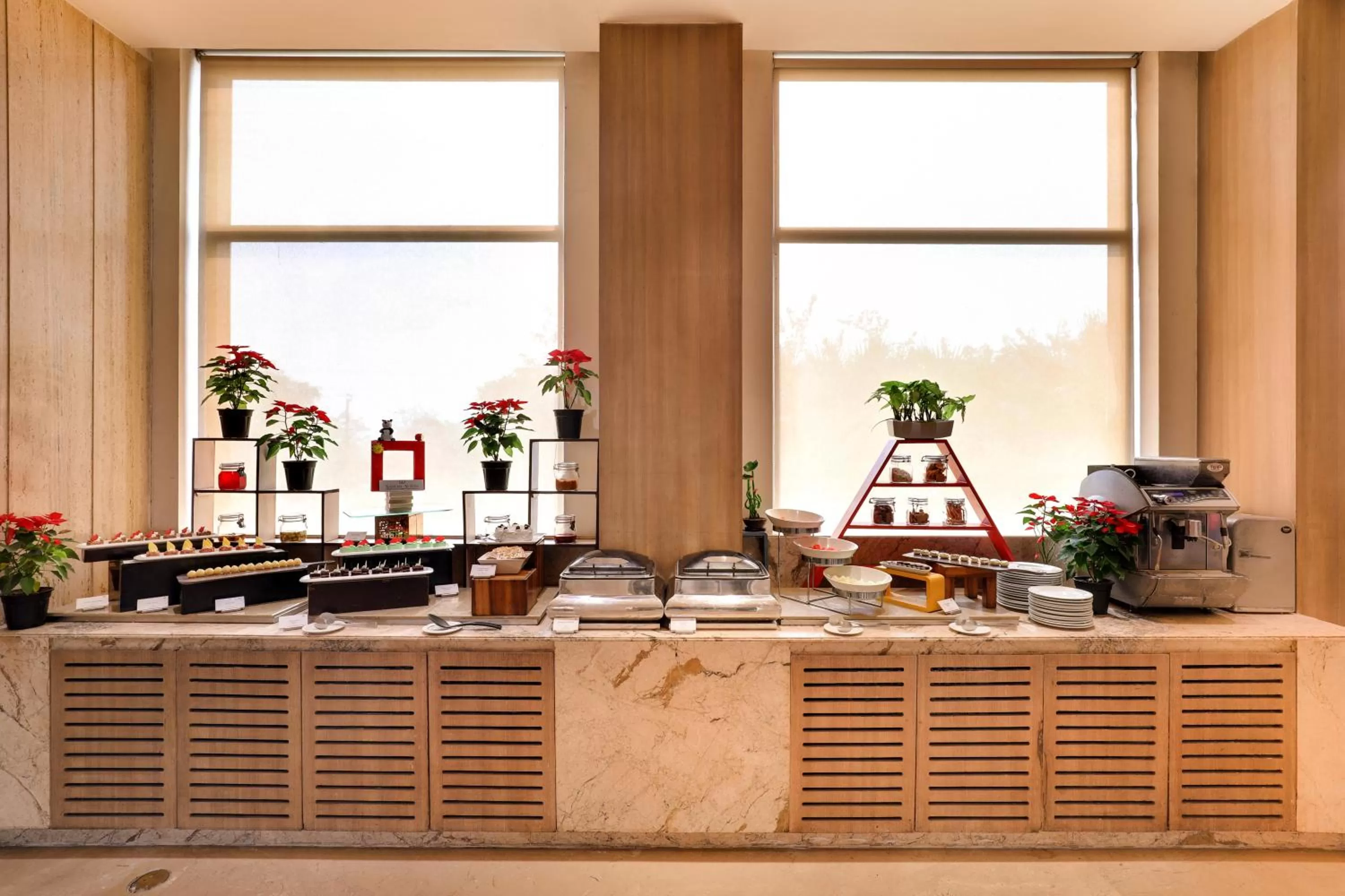 Restaurant/places to eat in Sandal Suites by Lemon Tree Hotels