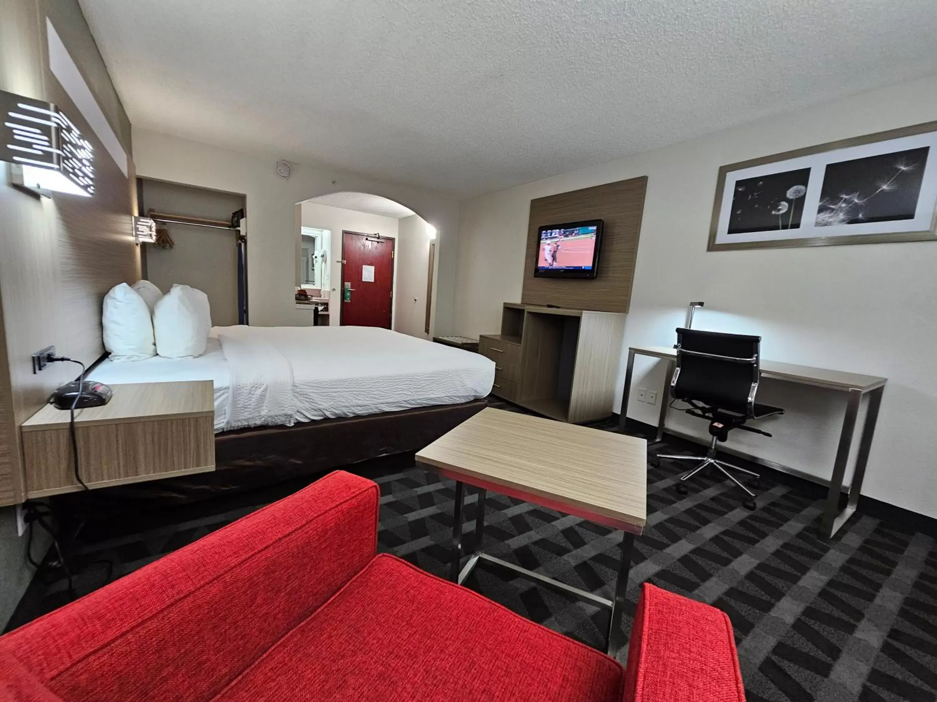 Bed in Quality Inn & Suites DFW Airport South