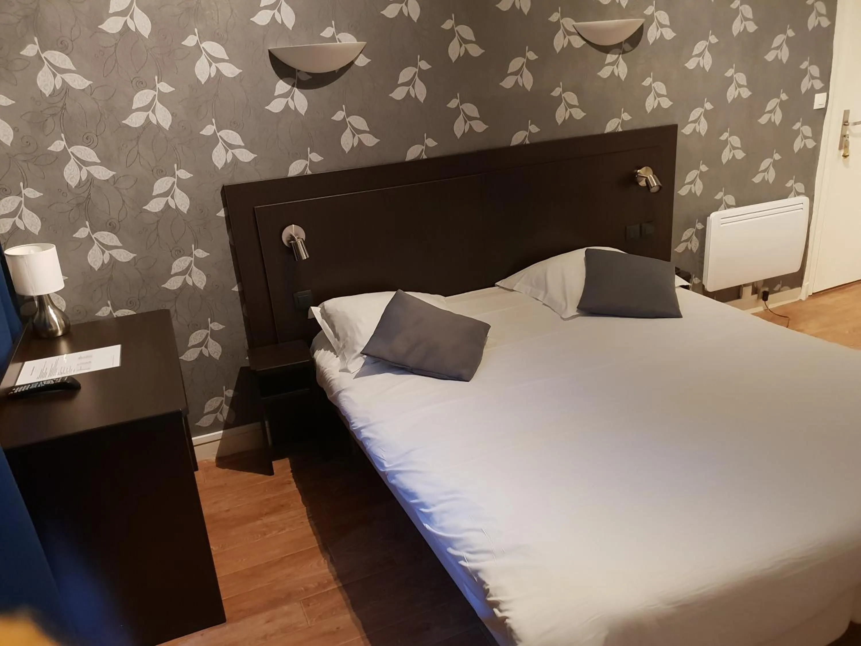 Photo of the whole room, Bed in Le Napoleon