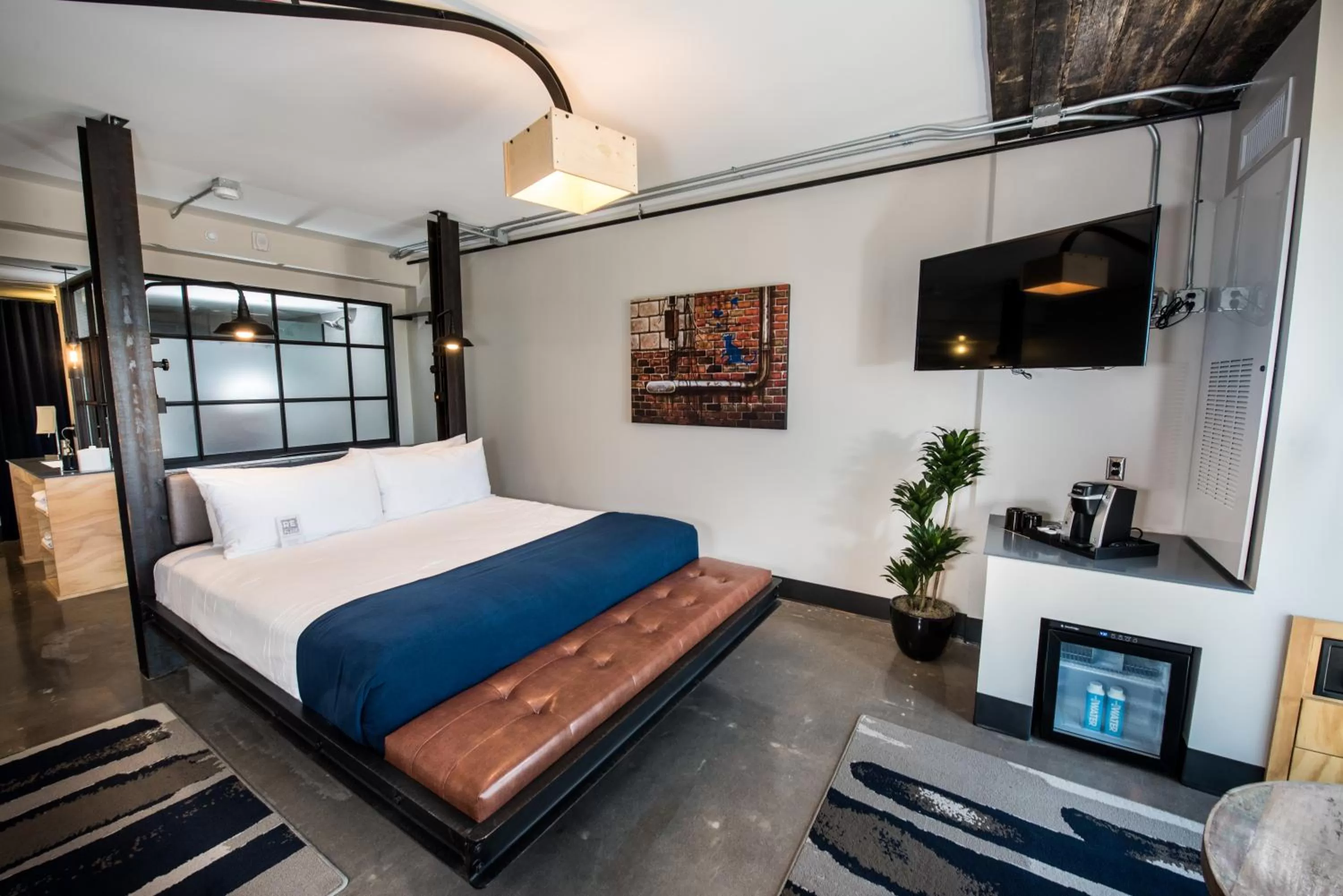 Photo of the whole room, Bed in Found Re Phoenix